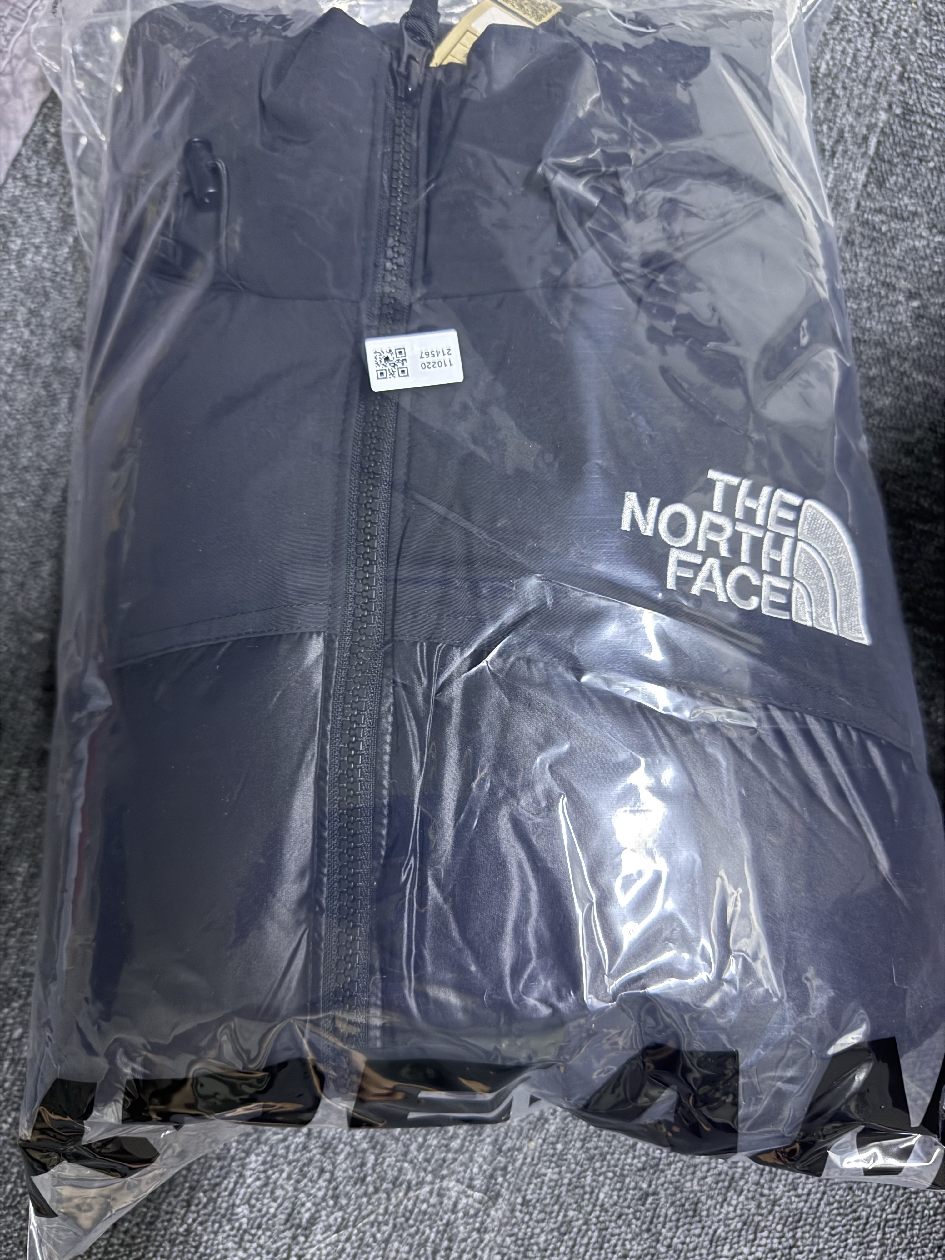The North Face Nuptse On Ball Vest Black 착용 스타일 - 2