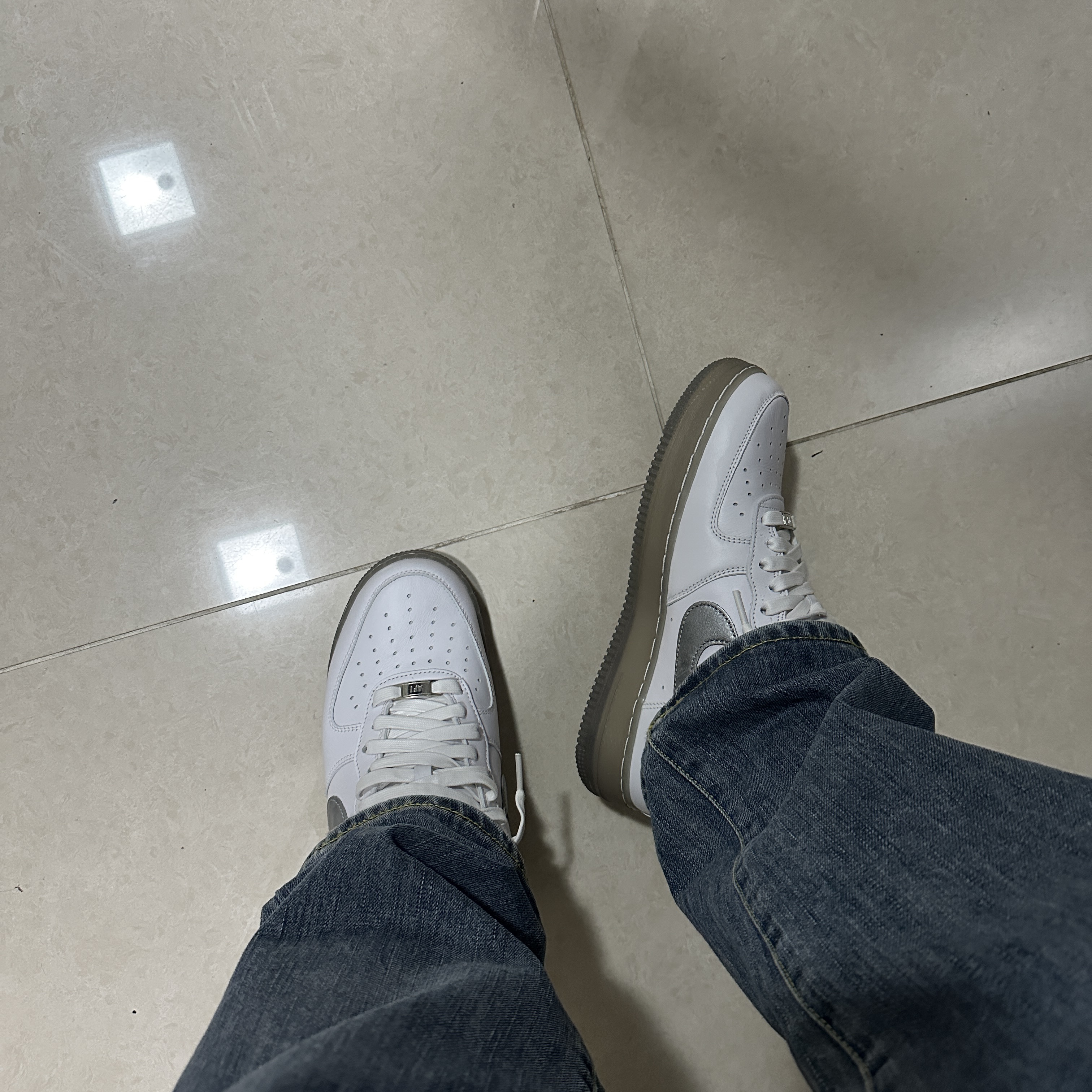Nike Air Force 1 '07 PRM Metallic Silver 착용 스타일