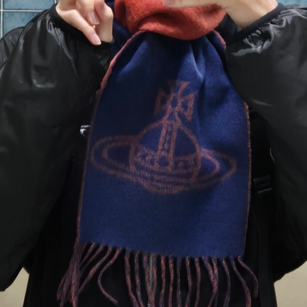 (W) Vivienne Westwood Double Logo Muffler Navy Blue 착용 스타일