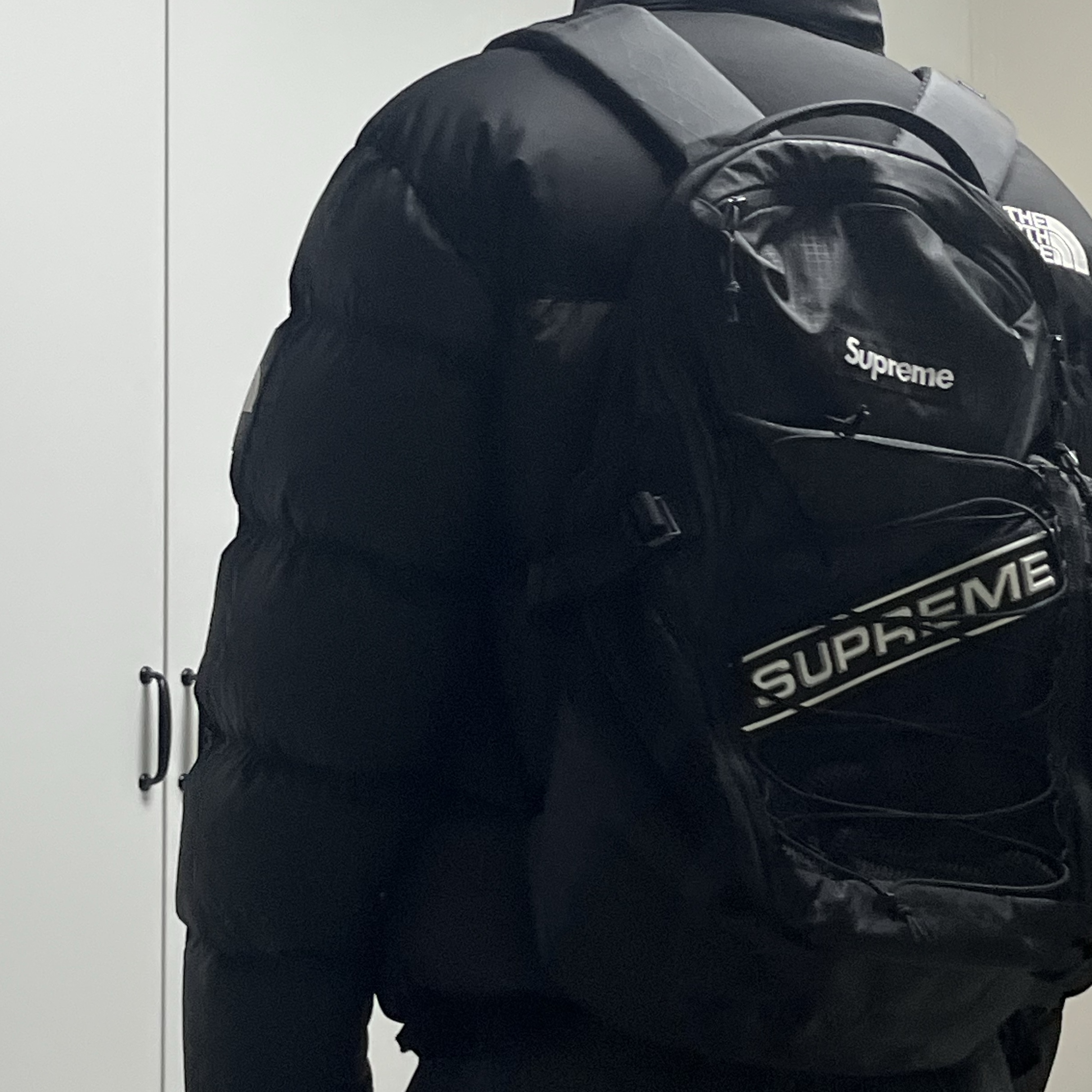 Supreme Backpack Black - 23FW 착용 스타일