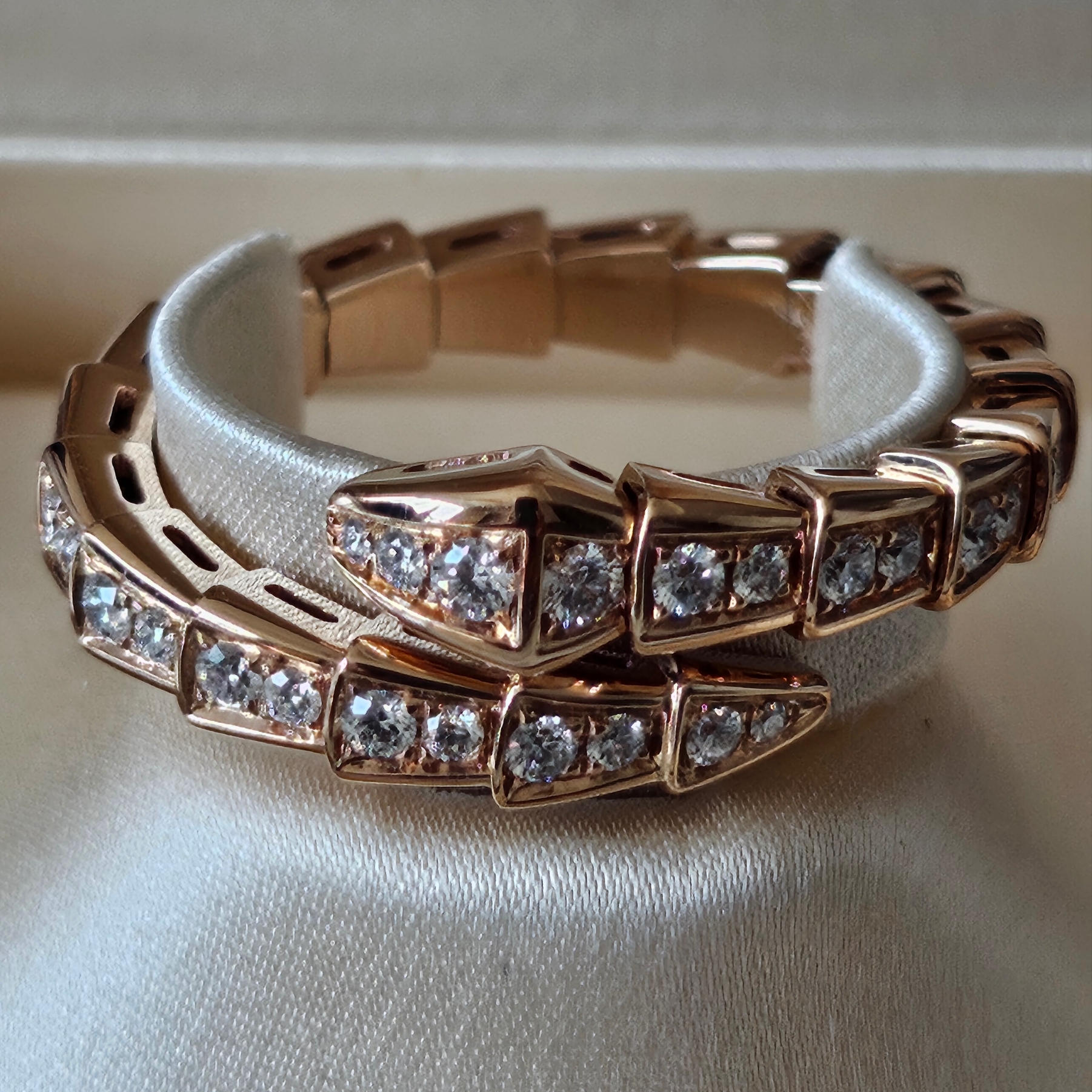 Bulgari Serpenti Viper Ring Rose Gold Diamond 착용 스타일 - 2