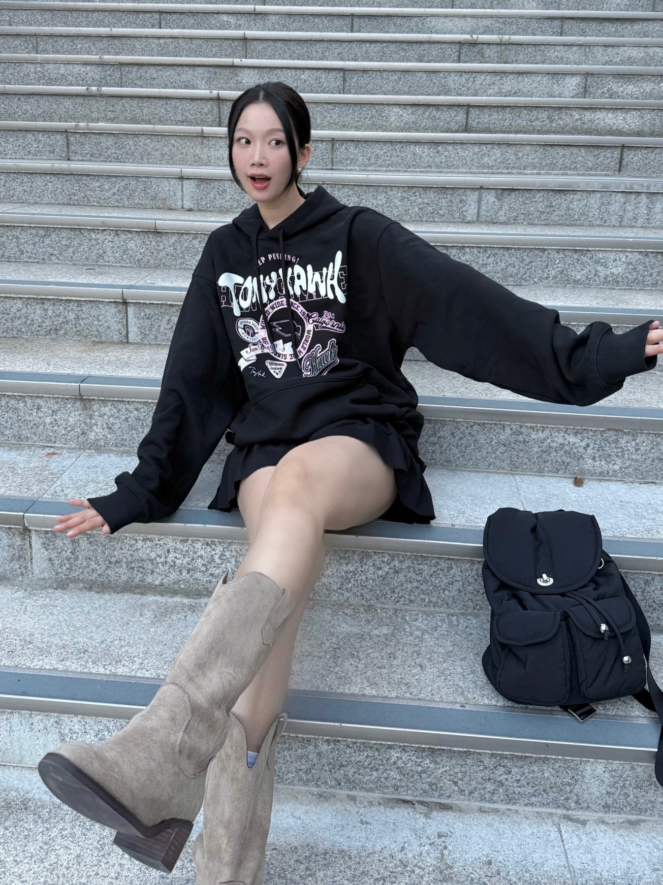 TONY HAWK Varsity Graphic Hoodie Black, TONY HAWK Varsity Graphic Hoodie Charcoal 착용 스타일 - 3