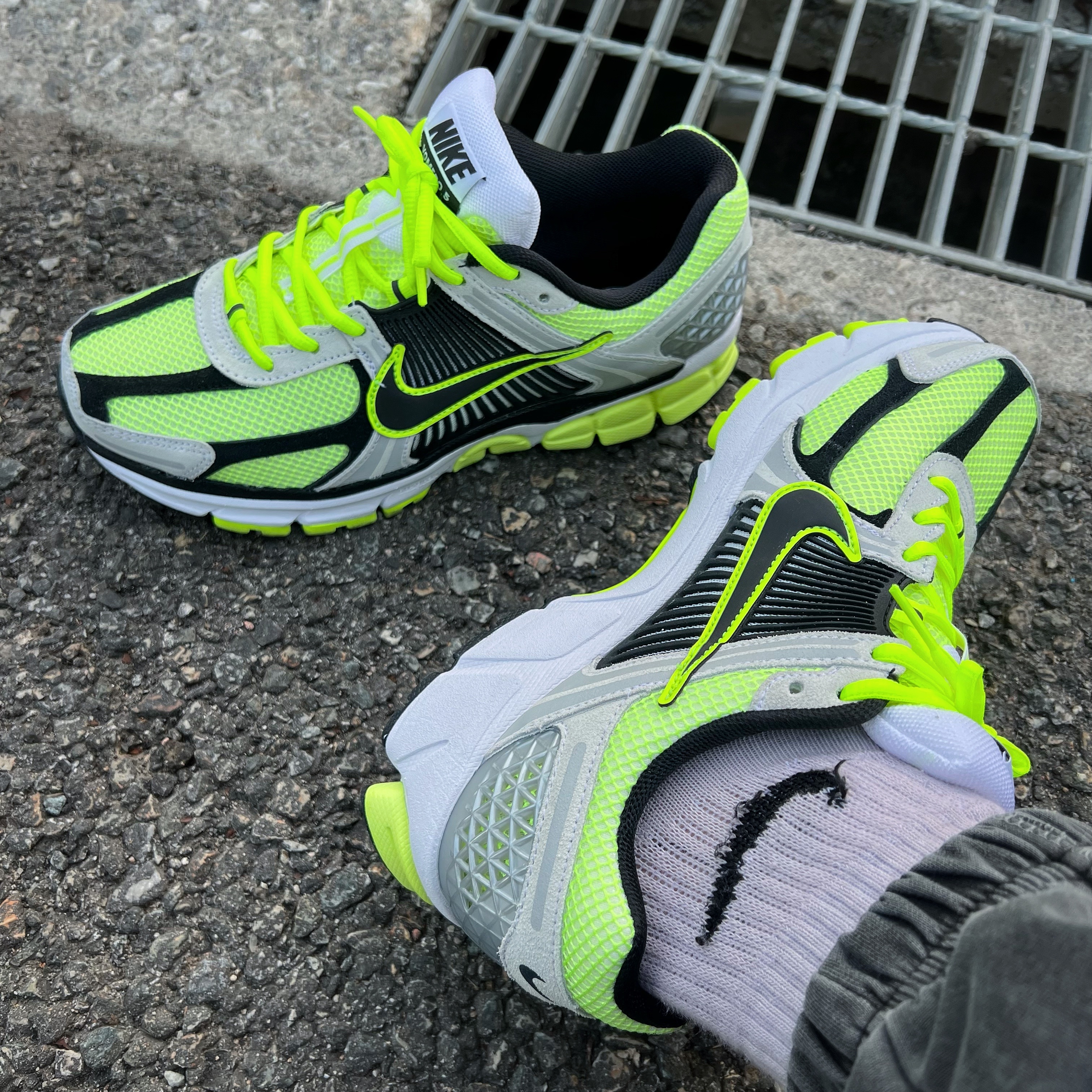Nike Zoom Vomero 5 Volt Metallic Platinum 착용 스타일