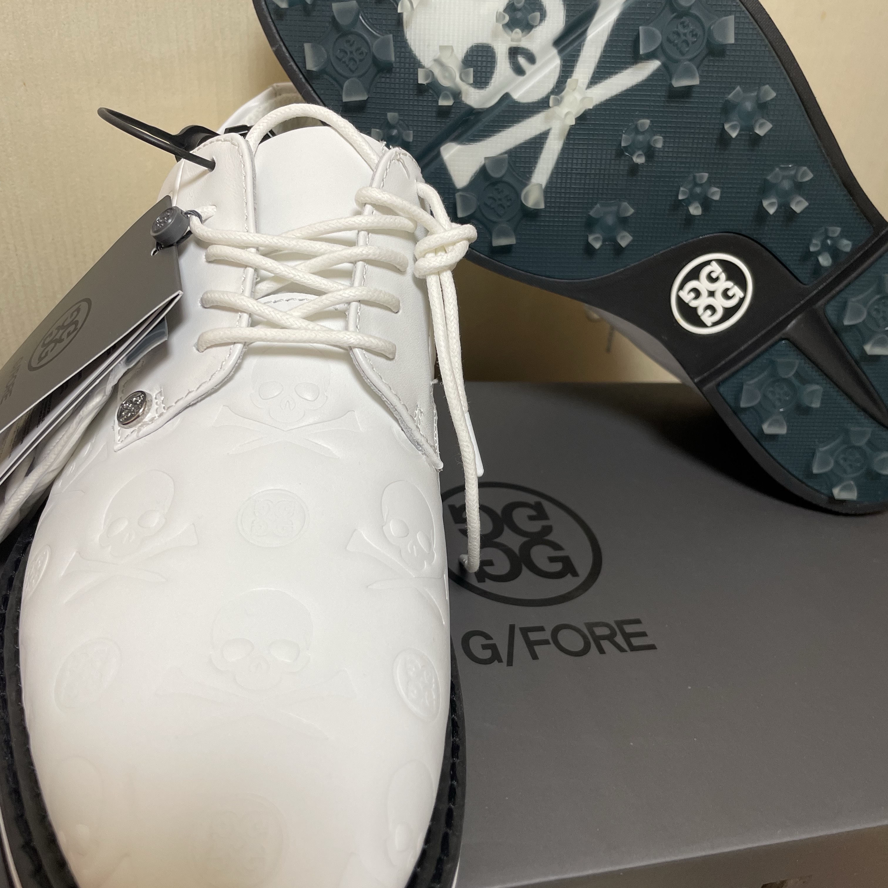 G/Fore Debossed Skull & T’S Gallivanter Snow Onyx 착용 스타일
