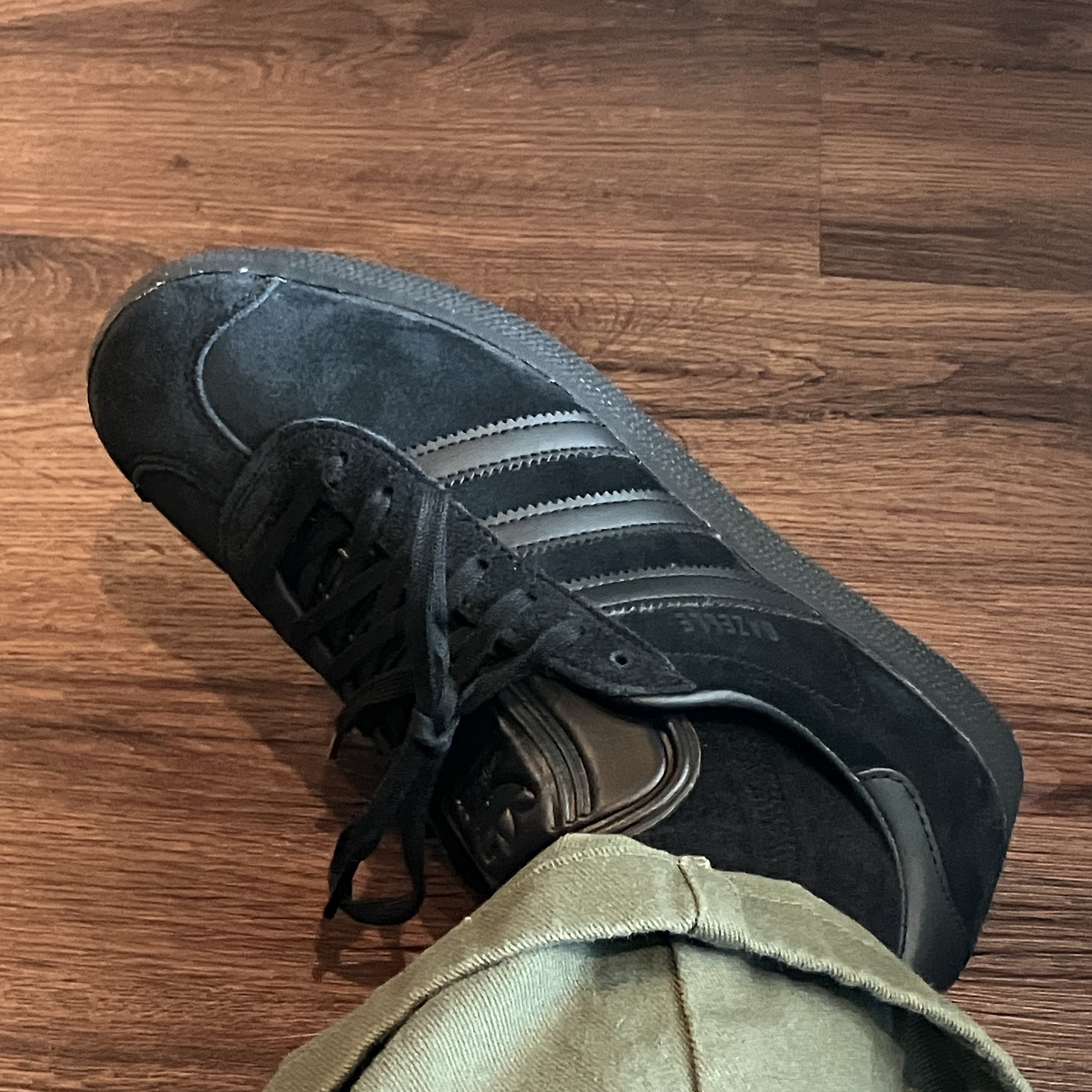 Adidas Gazelle Triple Black 착용 스타일
