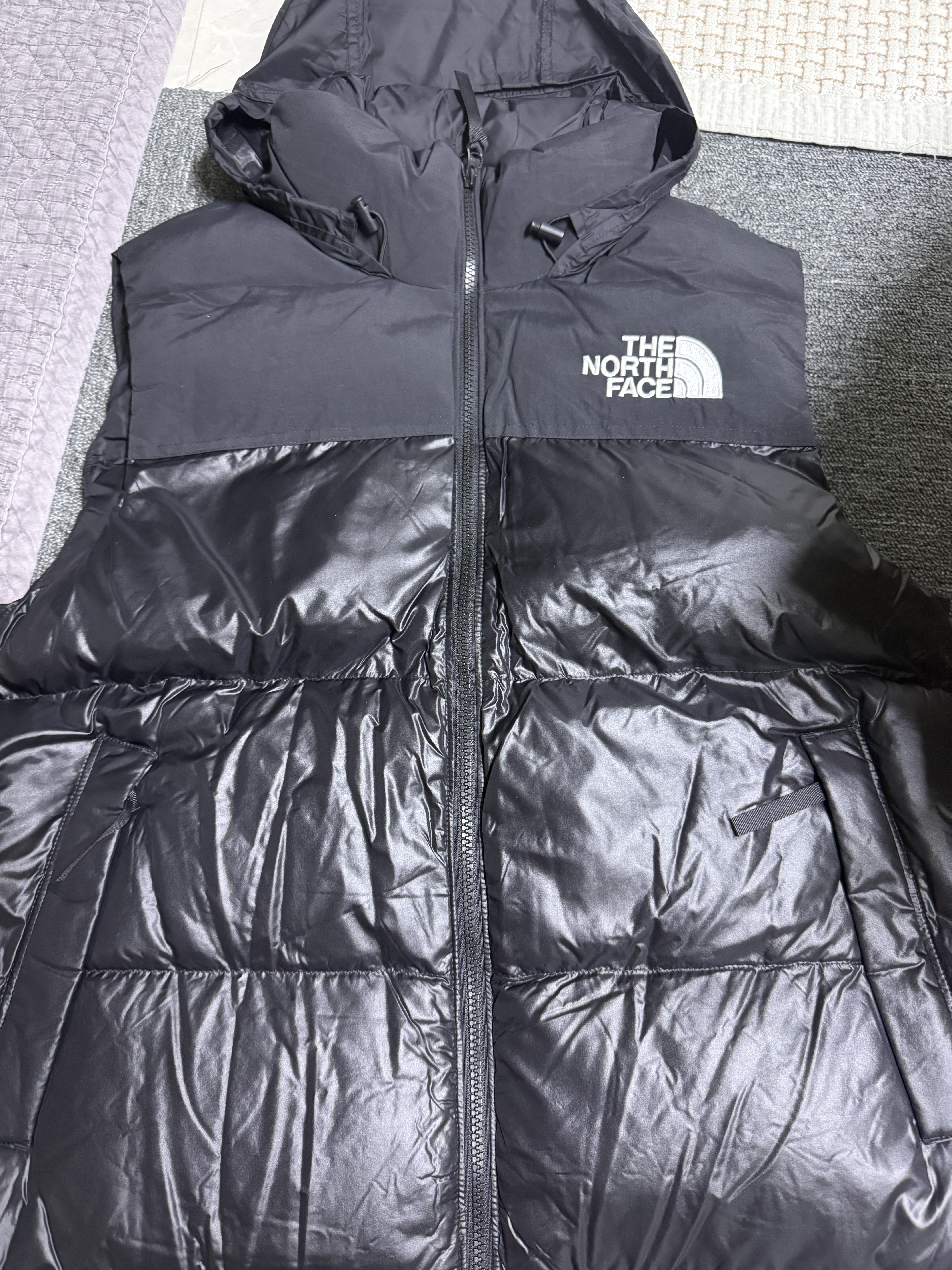 The North Face Nuptse On Ball Vest Black 착용 스타일 - 1