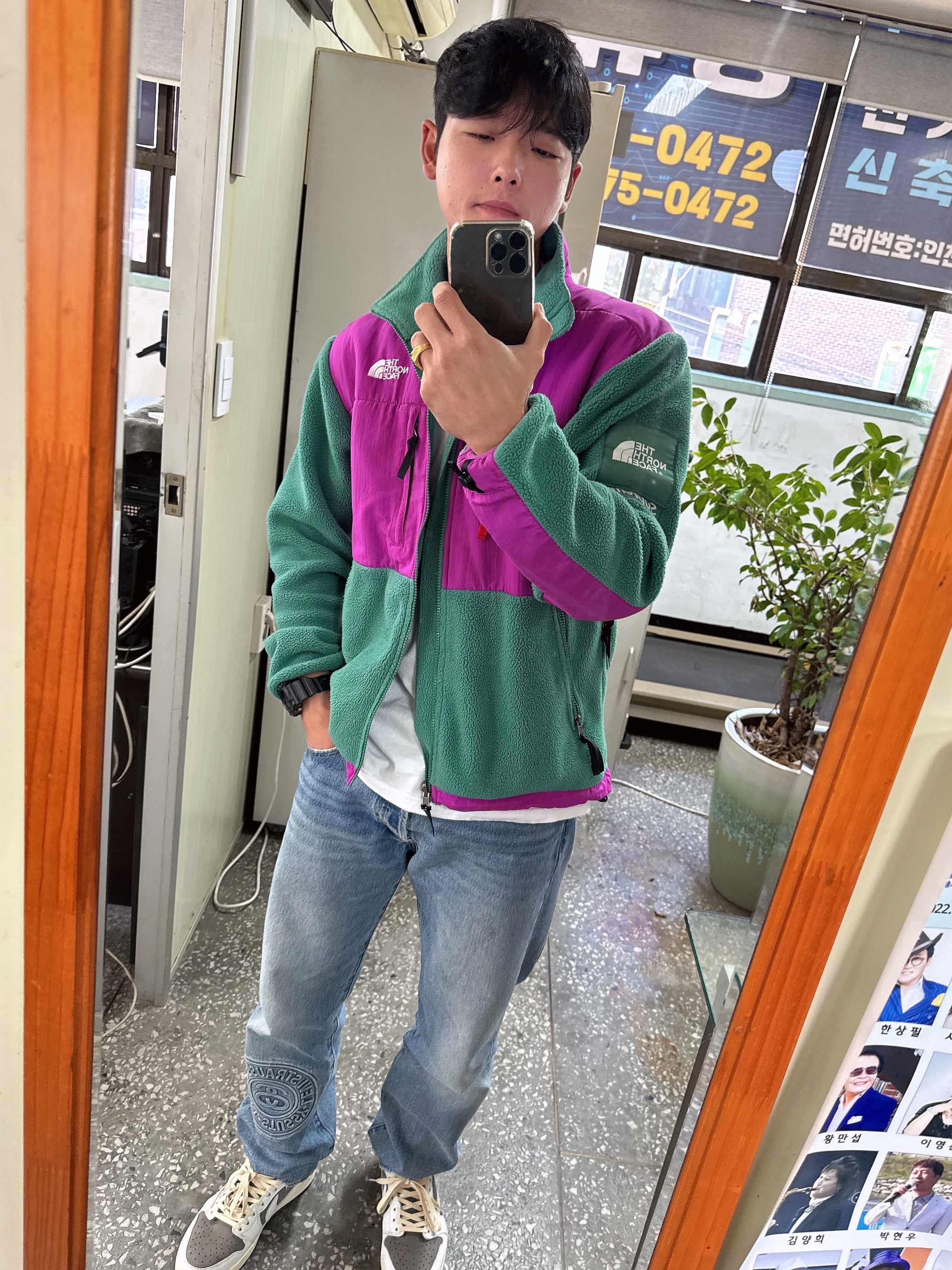 Stussy x Levi's Embossed 501 Jean Indigo, Jordan 1 x Travis Scott Retro Low OG SP Sail and Ridgerock 착용 스타일 - 5
