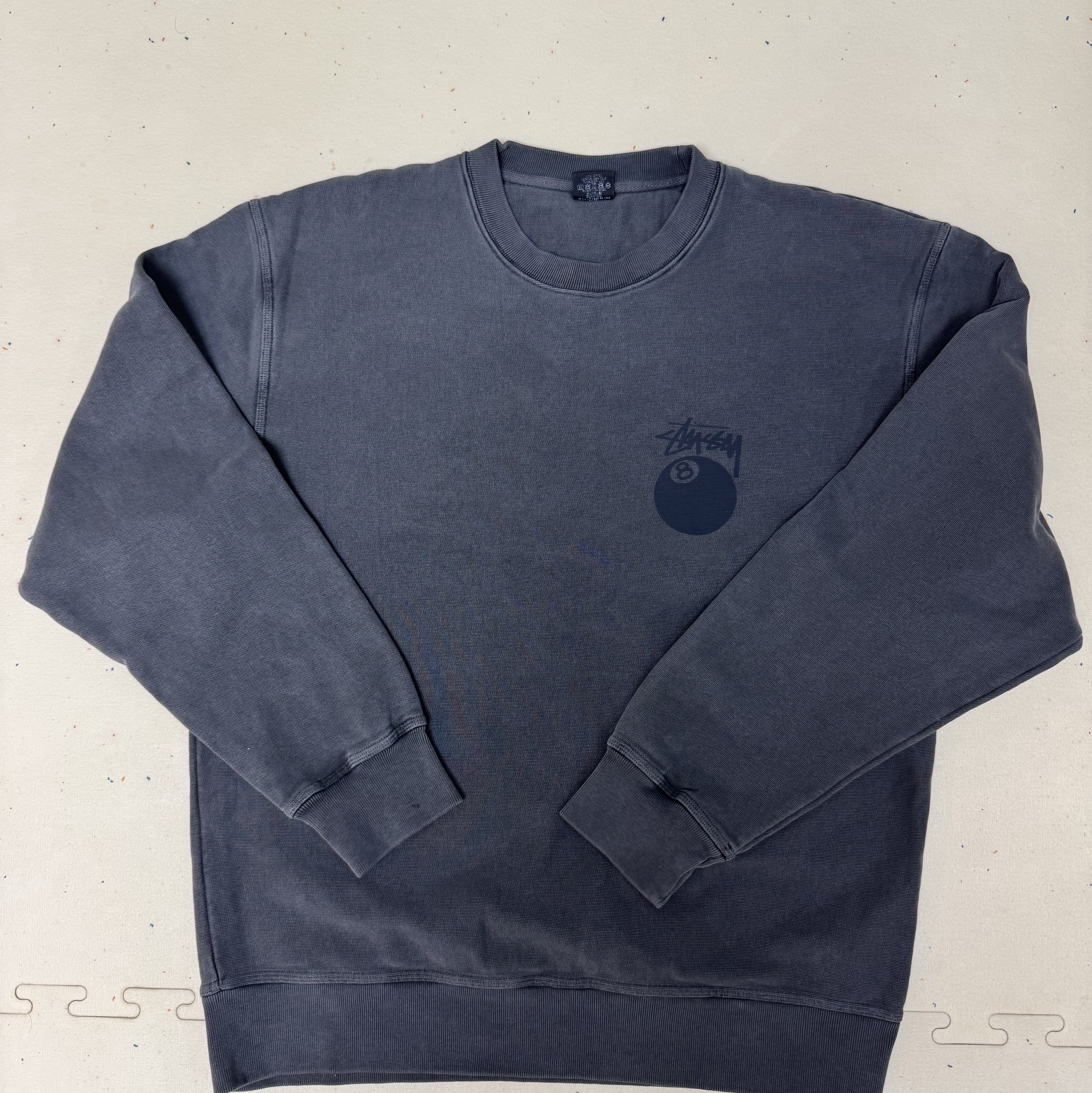 Stussy 8 Ball Crew Pigment Dyed Black 착용 스타일 - 2