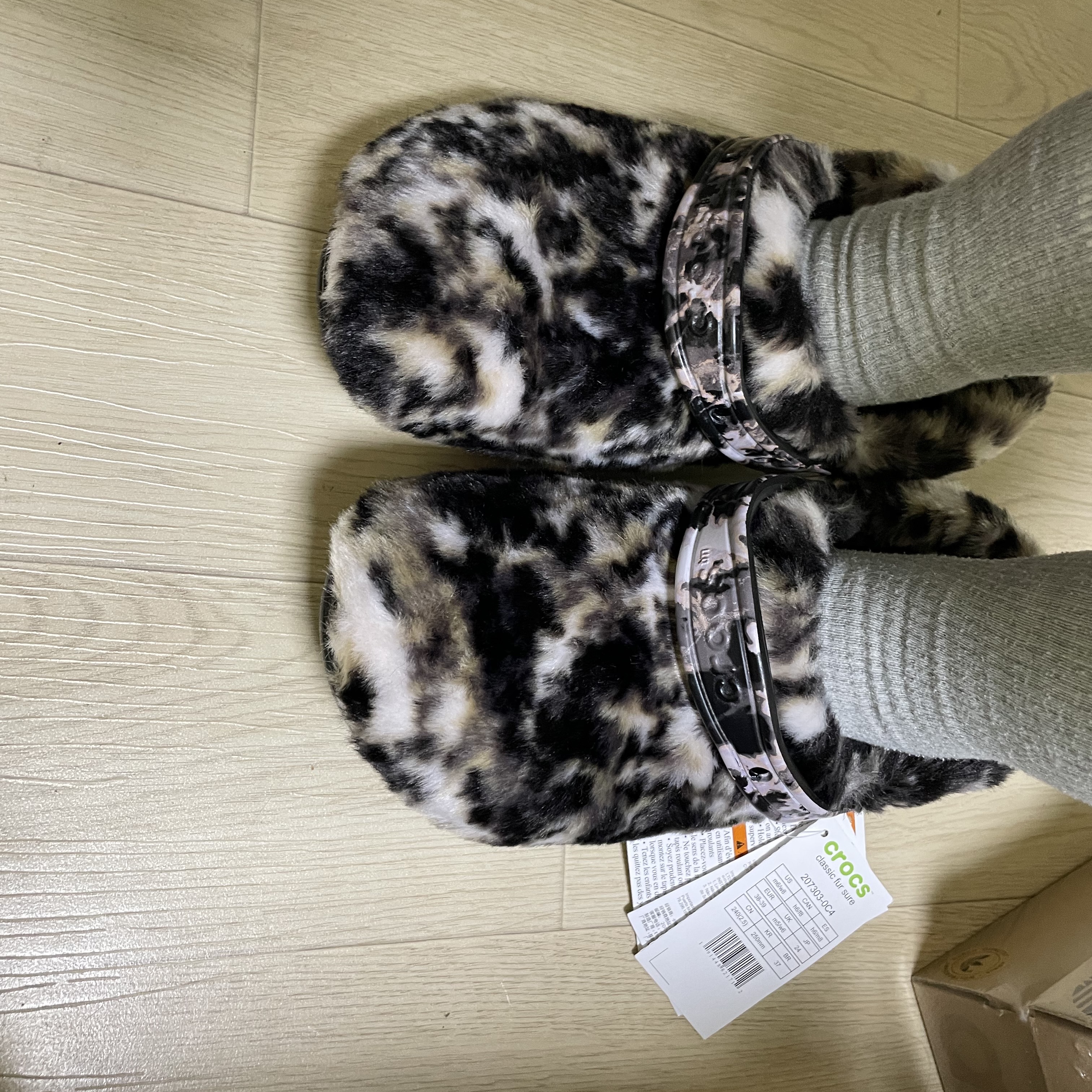 Crocs Classic Fur Sure Clog Black Multi 착용 스타일 - 2