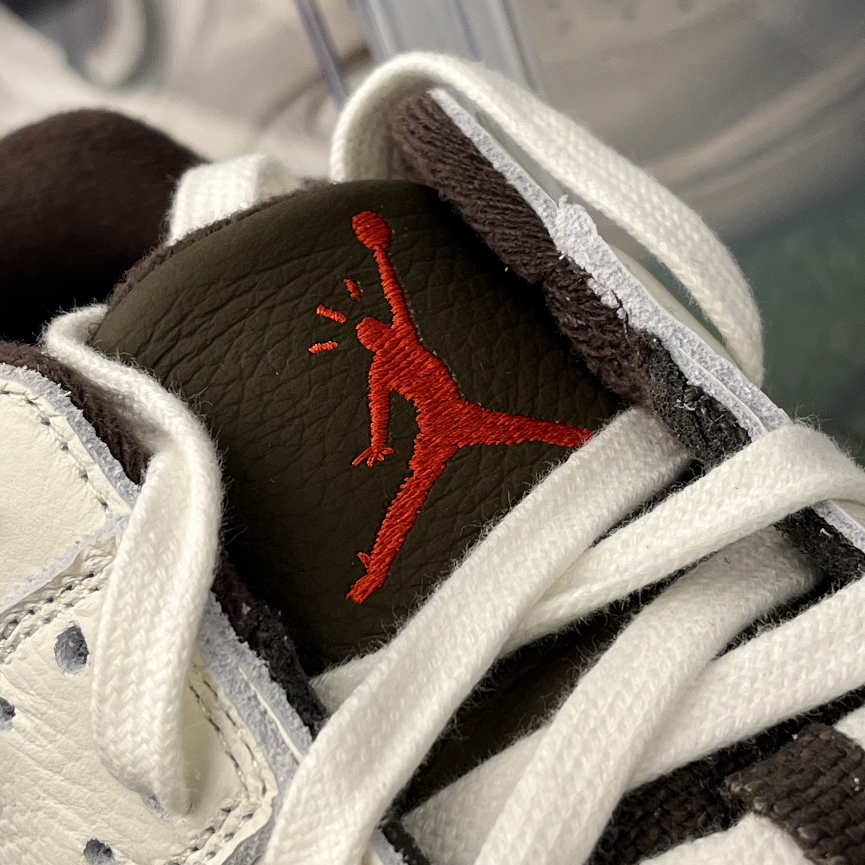 Jordan x Travis Scott Jumpman Jack TR Sail and Dark Mocha 착용 스타일 - 3