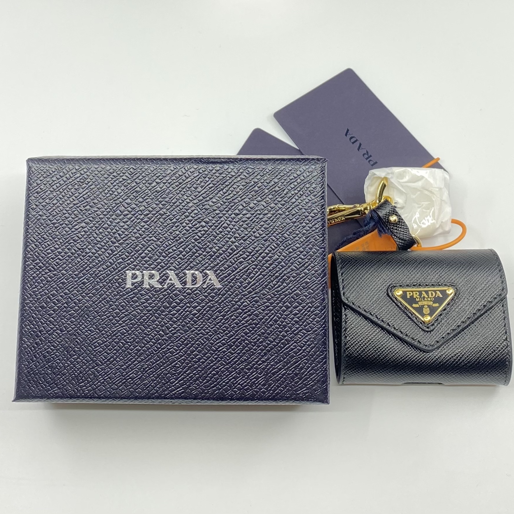 Prada Saffiano Leather AirPods Pro Case Black 착용 스타일