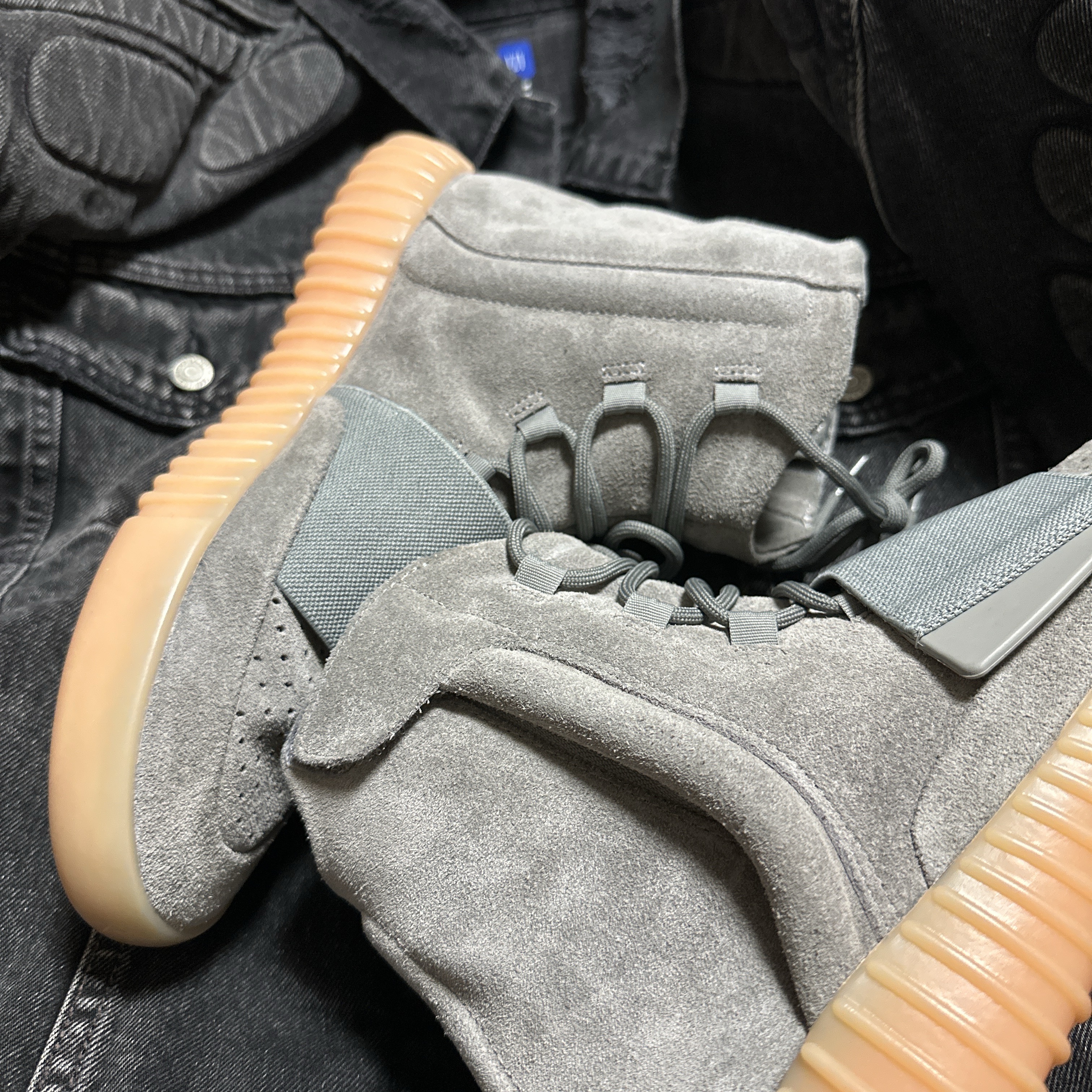 Adidas Yeezy Boost 750 Light Grey Glow In the Dark, Yeezy Gap Engineered By Balenciaga Padded Denim Jacket Grey Wash 착용 스타일 - 1