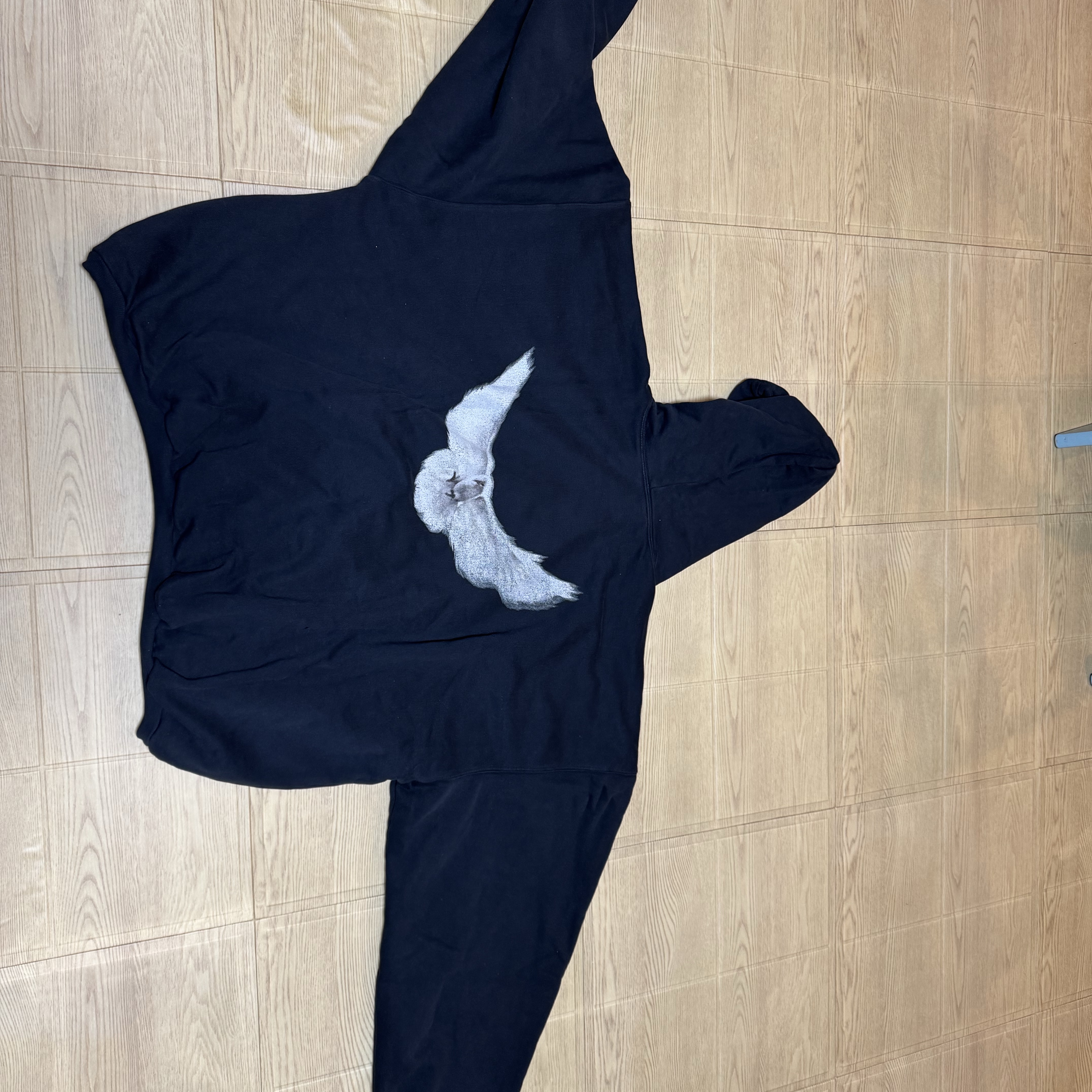 Yeezy Gap Engineered By Balenciaga Dove Hoodie Washed Black 착용 스타일 - 1