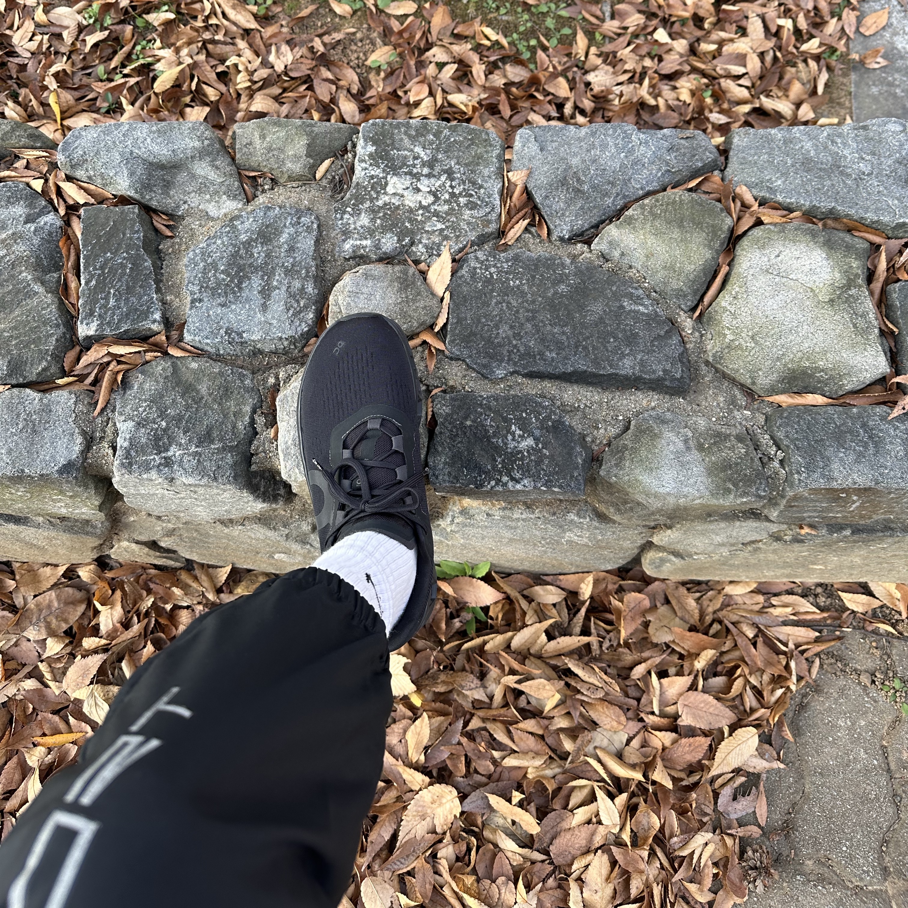 On Running Cloudmonster All Black 착용 스타일 - 1