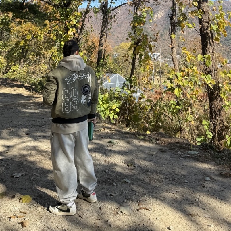 Nike x Stussy Reversible Jacket Medium Olive (FJ9153-222), Jordan 1 x Travis Scott Retro Low OG SP Reverse Olive 착용 스타일 - 1