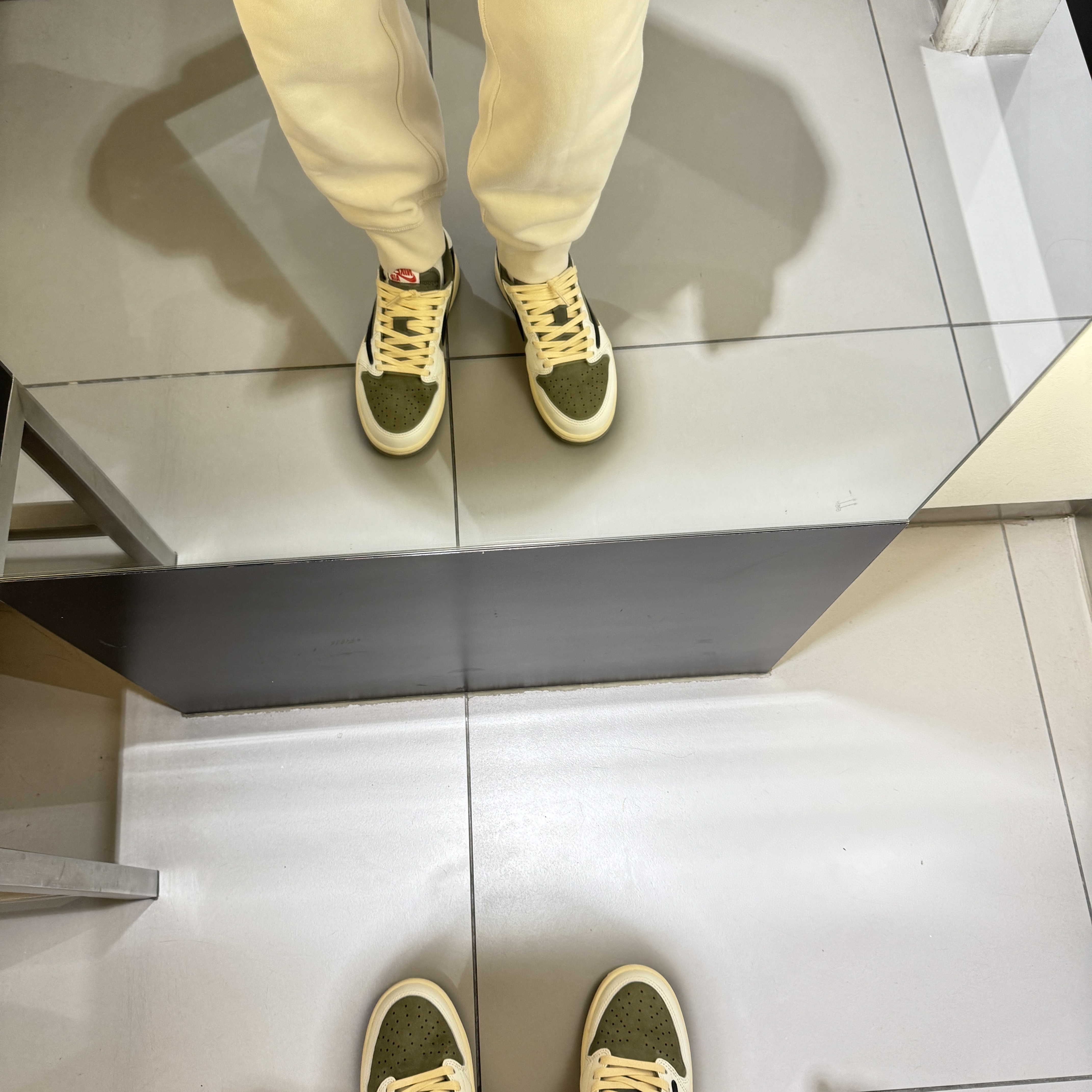 Jordan 1 x Travis Scott Retro Low OG SP Reverse Olive 착용 스타일 - 3