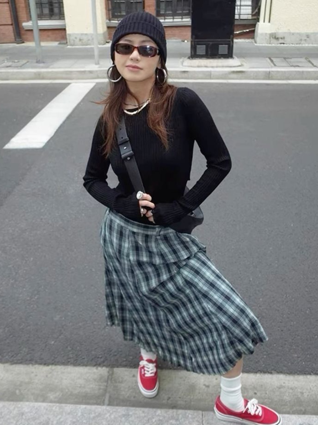 (W) Burberry Check Bouclé Mini Skirt Archive Beige, Margarin Fingers Check Frill Midi Skirt Brown 착용 스타일 - 4
