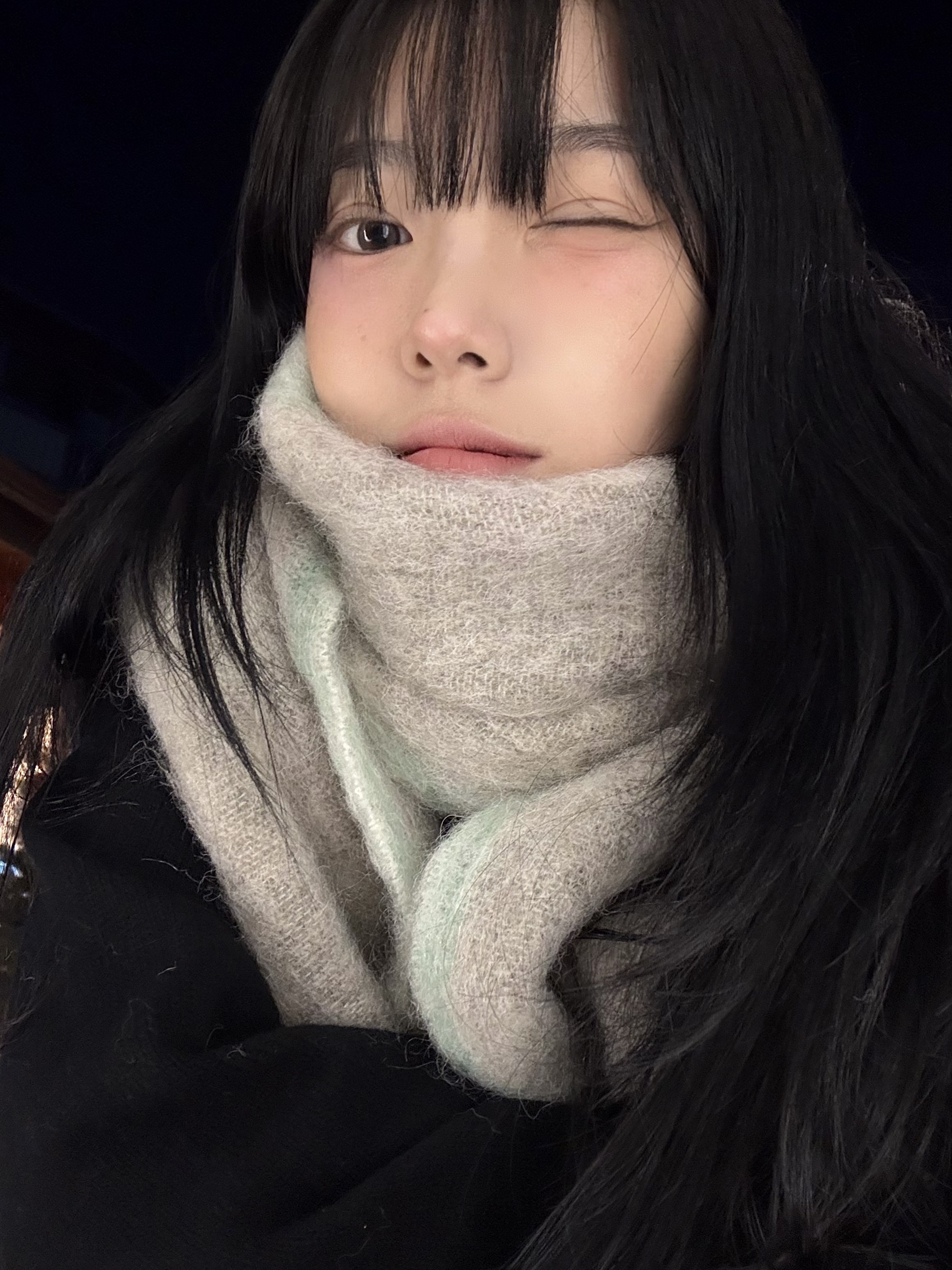 Acne Studios Mohair Wool Fringe Muffler Beige Grey 착용 스타일 - 2