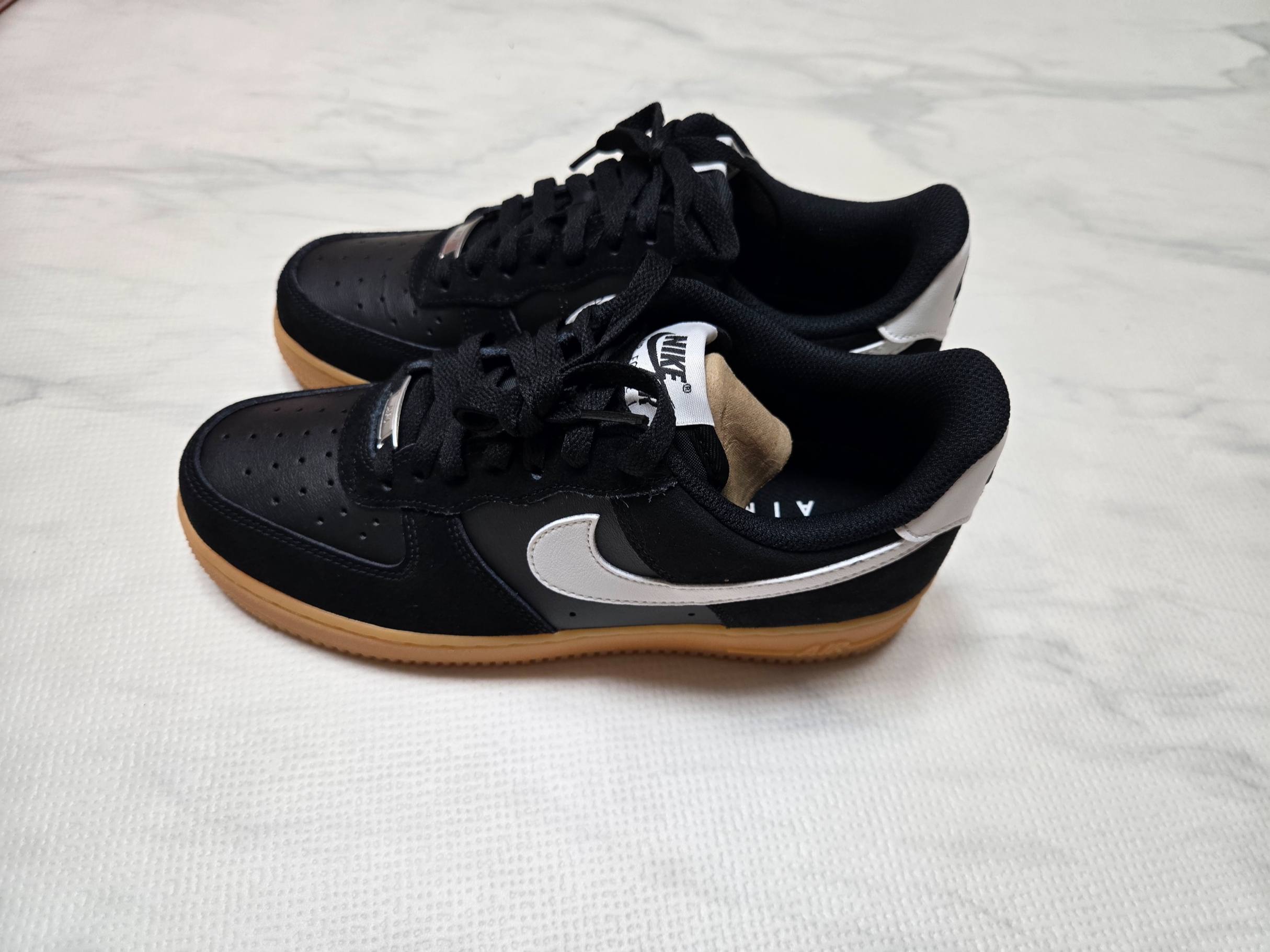 Nike Air Force 1 '07 LV8 Black Gum Light Brown 착용 스타일 - 1