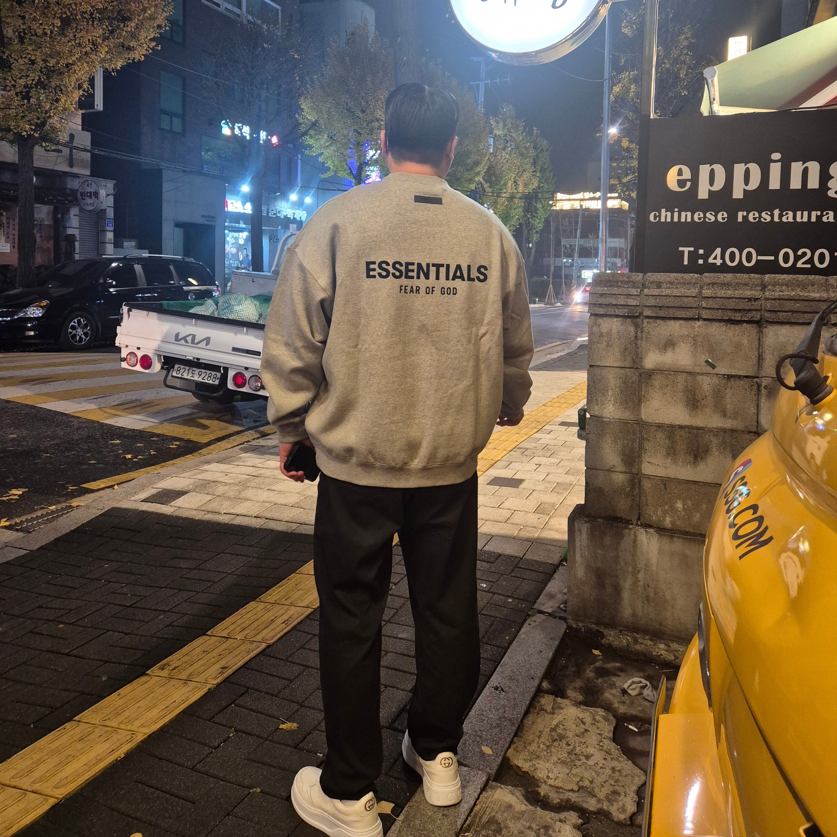 Essentials The Core Collection Crewneck Sweatshirt Dark Oatmeal 착용 스타일
