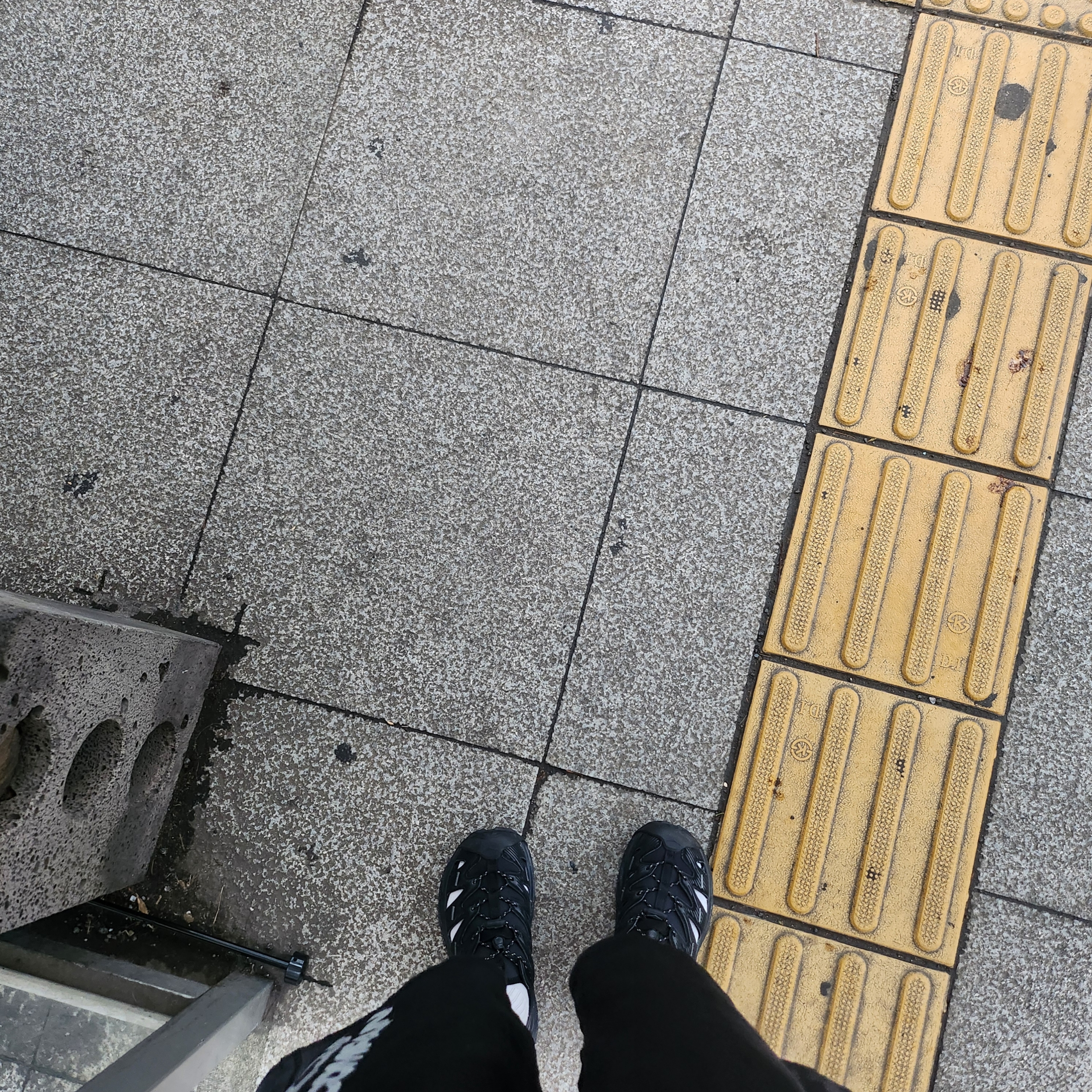 Hoka Hopara Black Castle Rock 착용 스타일