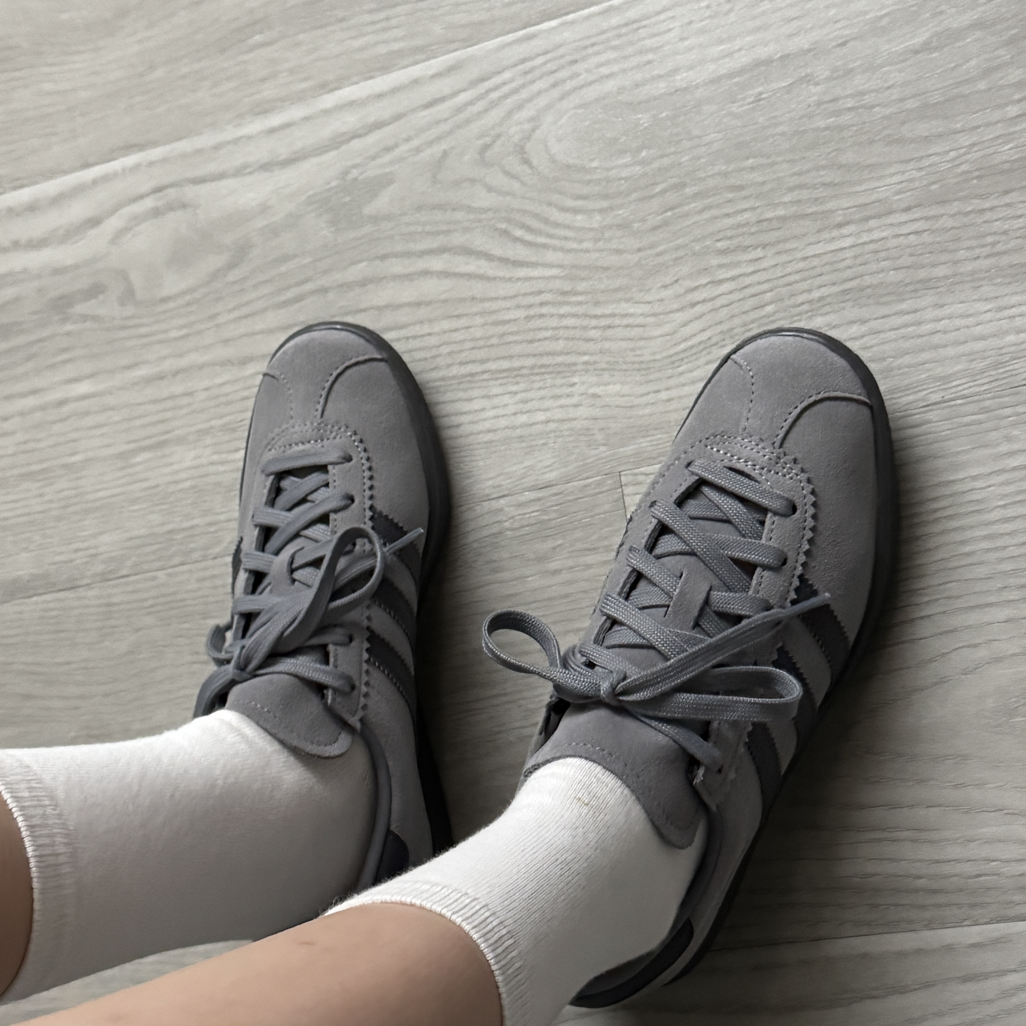 Adidas Stadt Grey Three Grey Five 착용 스타일