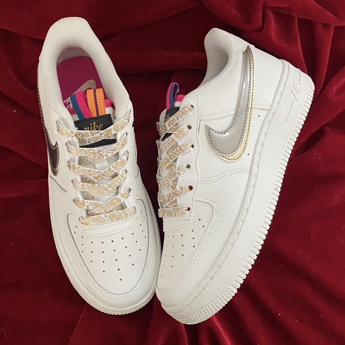 (GS) Nike Air Force 1 LV8 White Metallic Pewter 착용 스타일 - 1