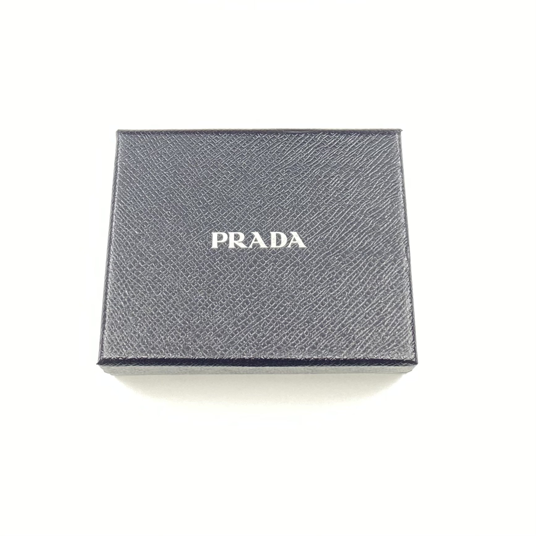 Prada Saffiano Leather AirPods Pro Case Black 착용 스타일 - 6