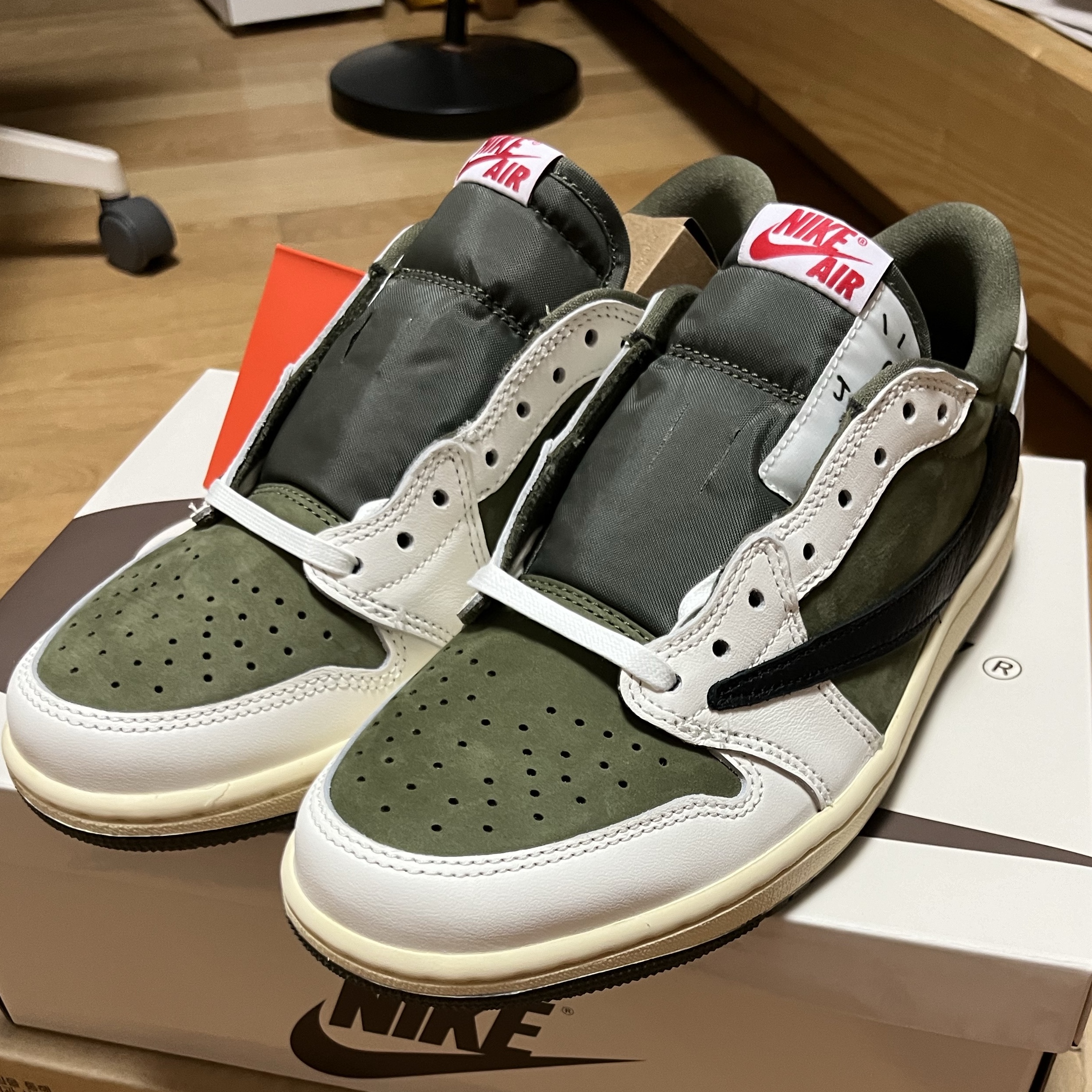 Jordan 1 x Travis Scott Retro Low OG SP Reverse Olive 착용 스타일 - 2