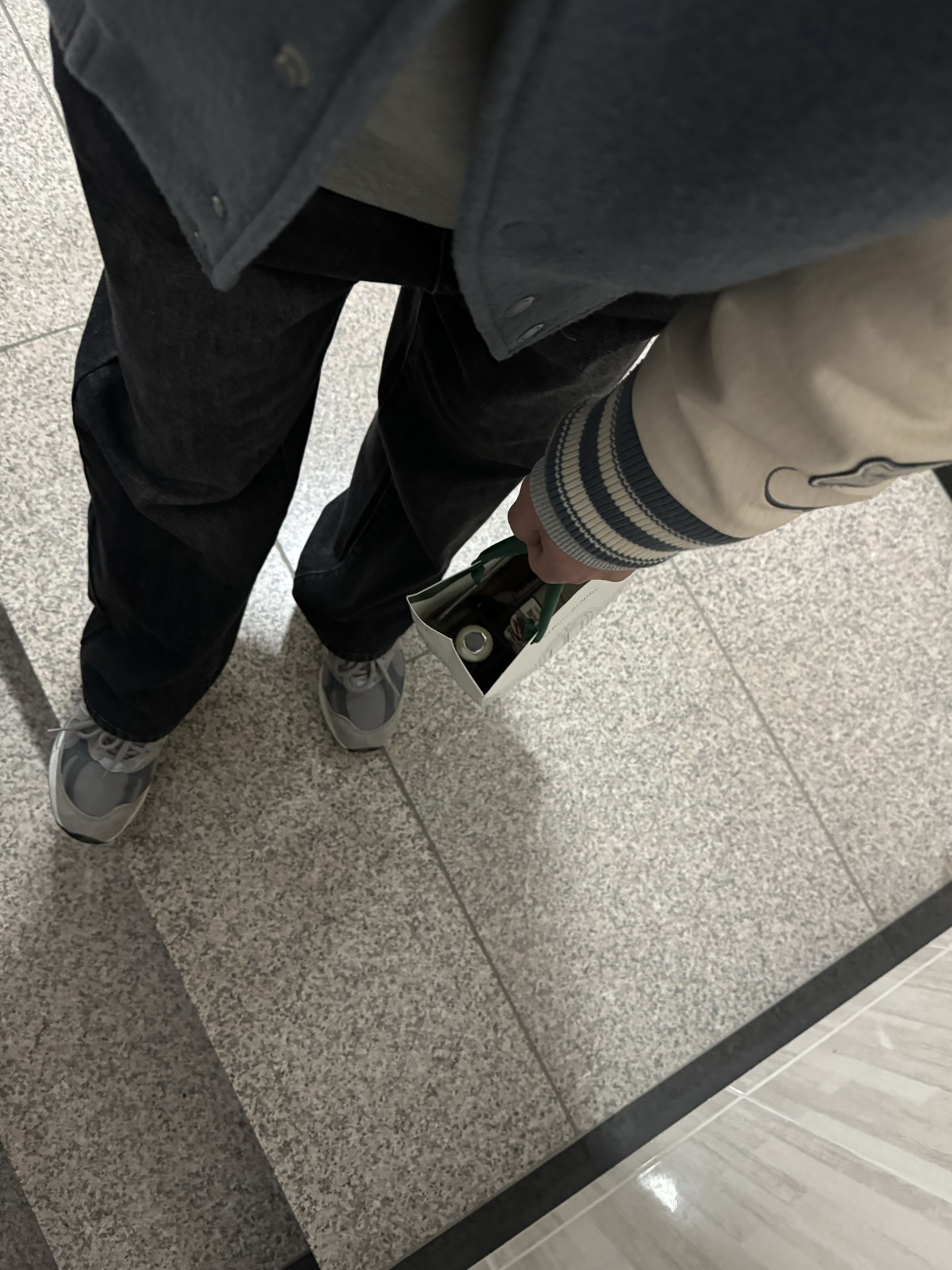 New Balance 991v2 Made in UK Rock Ridge Alloy Silver 착용 스타일