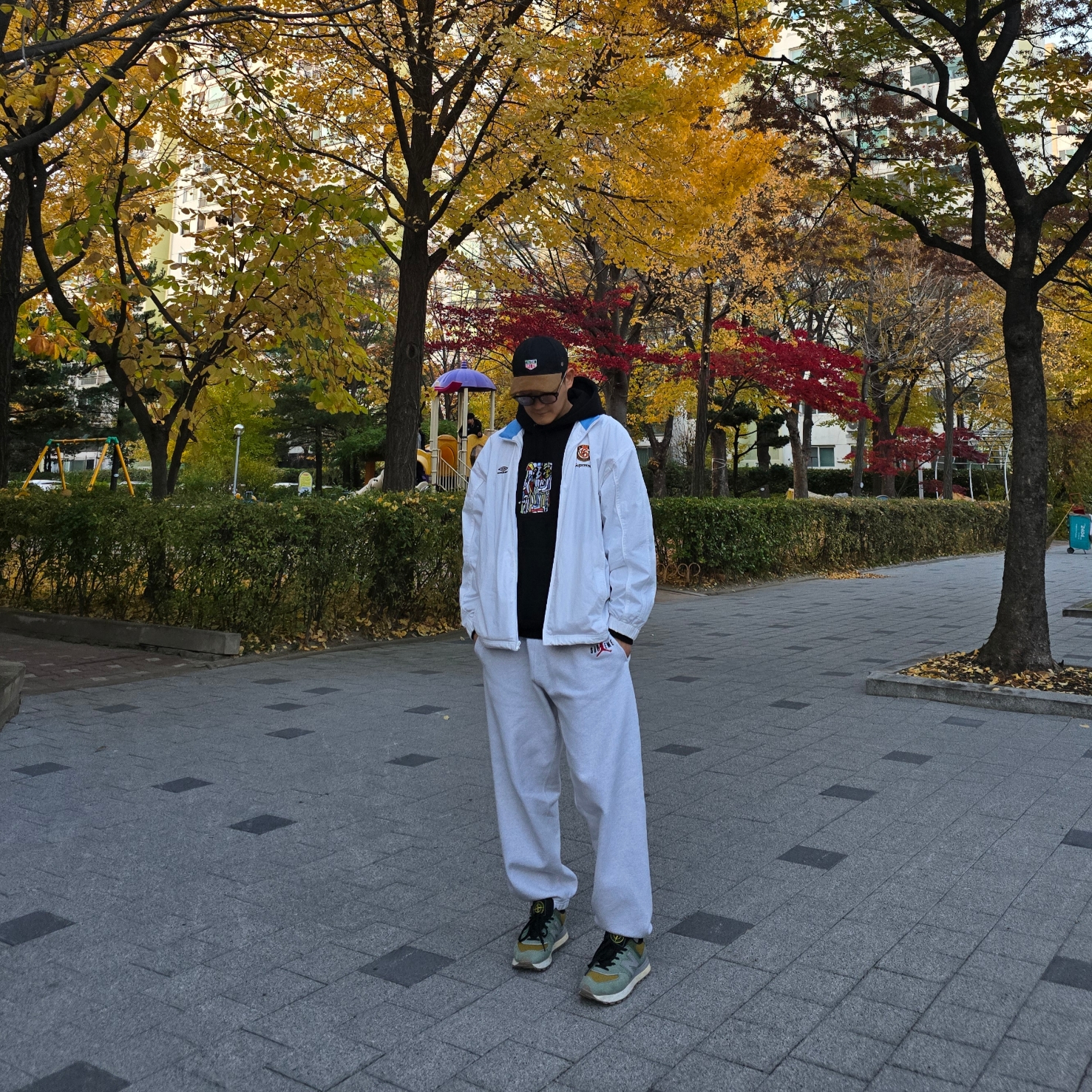 Supreme x Umbro Cotton Ripstop Track Jacket White - 23FW, Kith x TAG Heuer Aaron Suede Brim Cap Black 착용 스타일 - 1