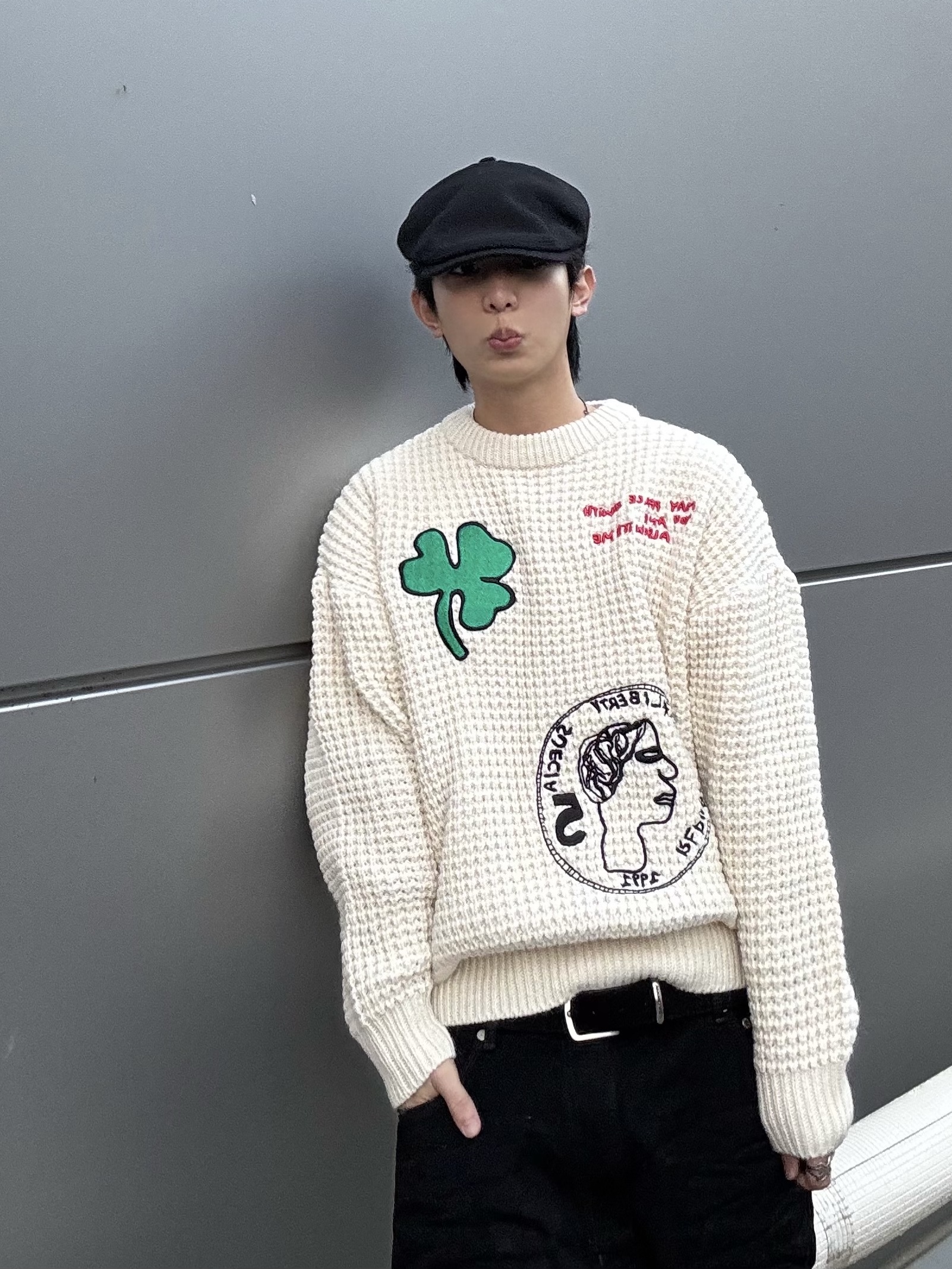 STU X HANK Embroidery Denim Pants Black, STU X HANK Embroidery Waffle Knit Cream 착용 스타일 - 2