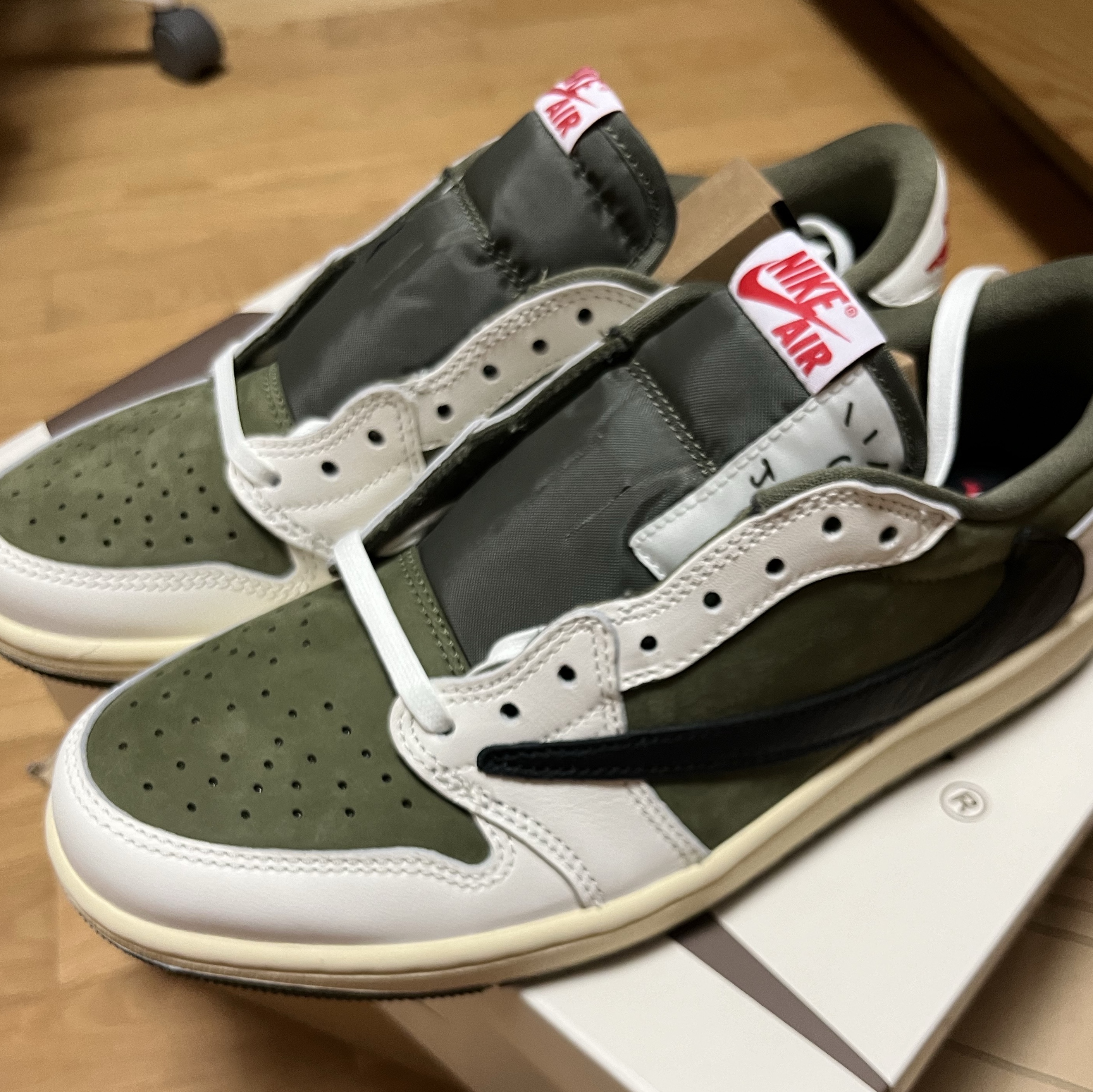 Jordan 1 x Travis Scott Retro Low OG SP Reverse Olive 착용 스타일 - 6