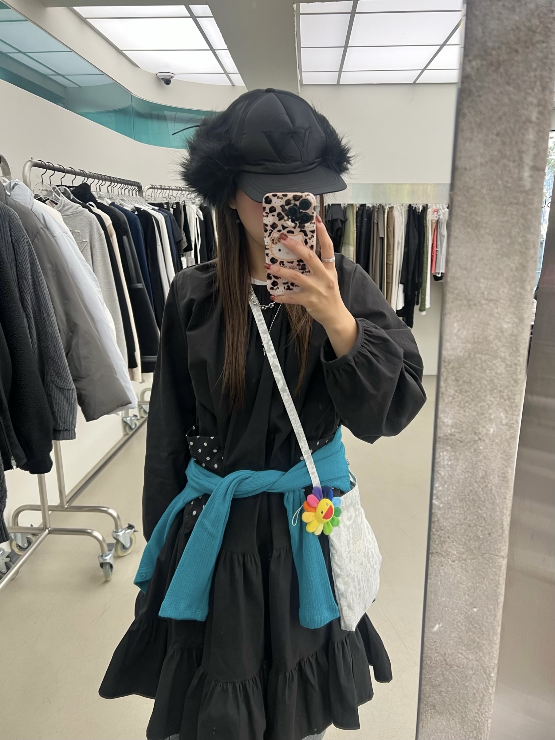 Open Yy Faux Fur Earflap Cap Black, NewJeans Supernatural NJ x Murakami Cross Bag Silver (Hyein Ver.) 착용 스타일