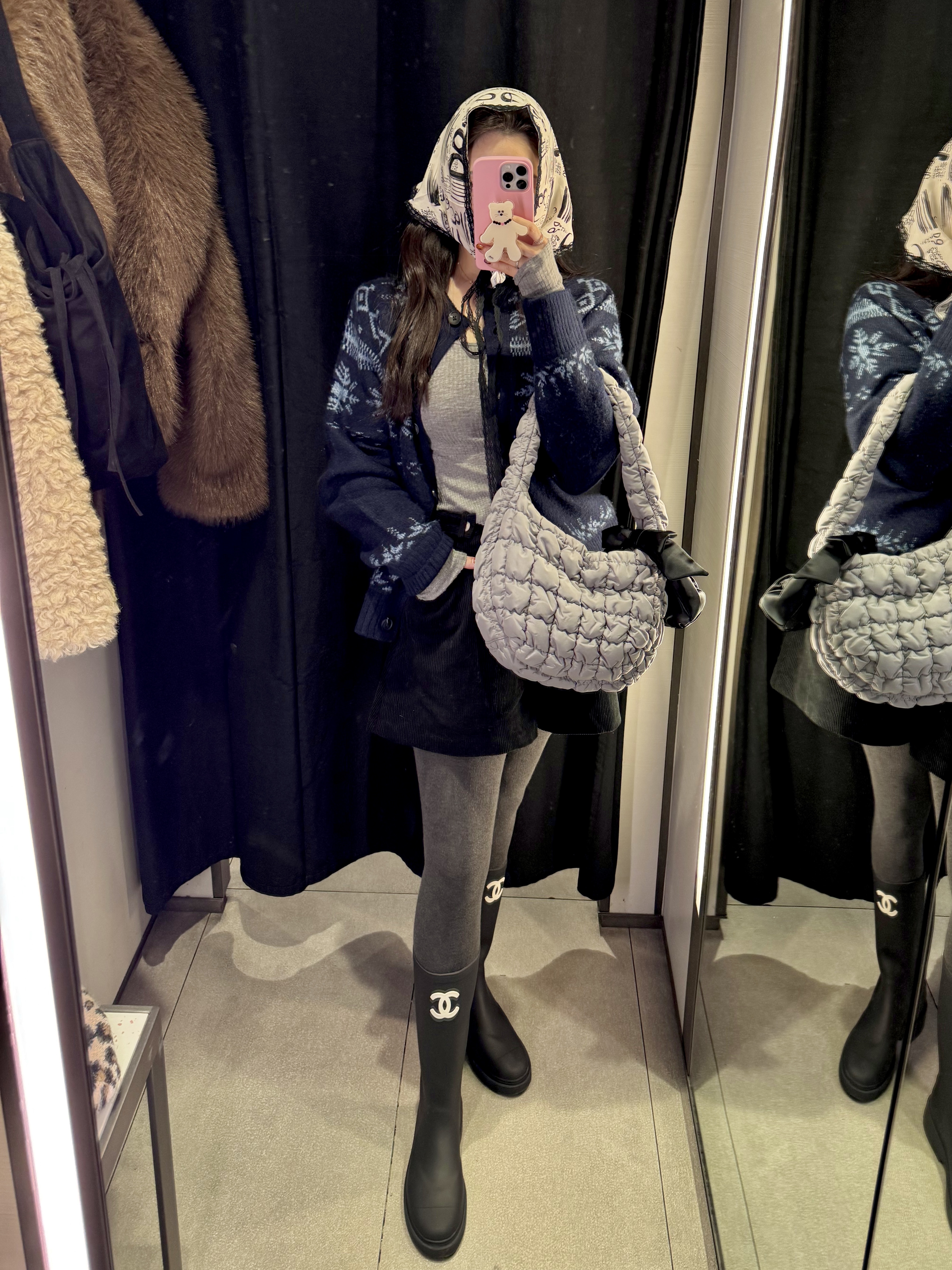 COS Quilted Mini Bag Grey, & Other Stories Nano Satin Bow Bag Black 착용 스타일 - 1