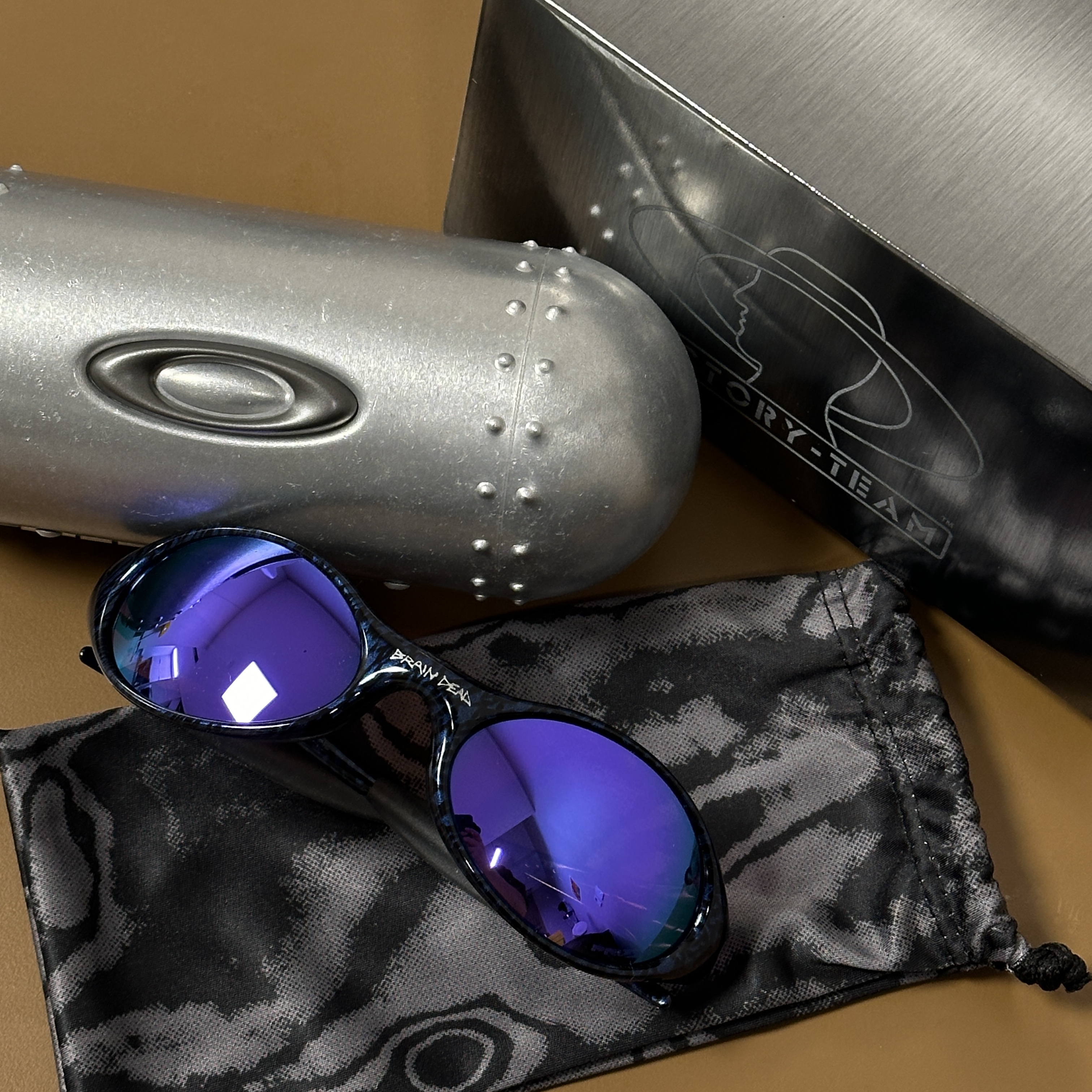 Oakley x Brain Dead Eye Jacket Prizm Violet Lenses 착용 스타일 - 1