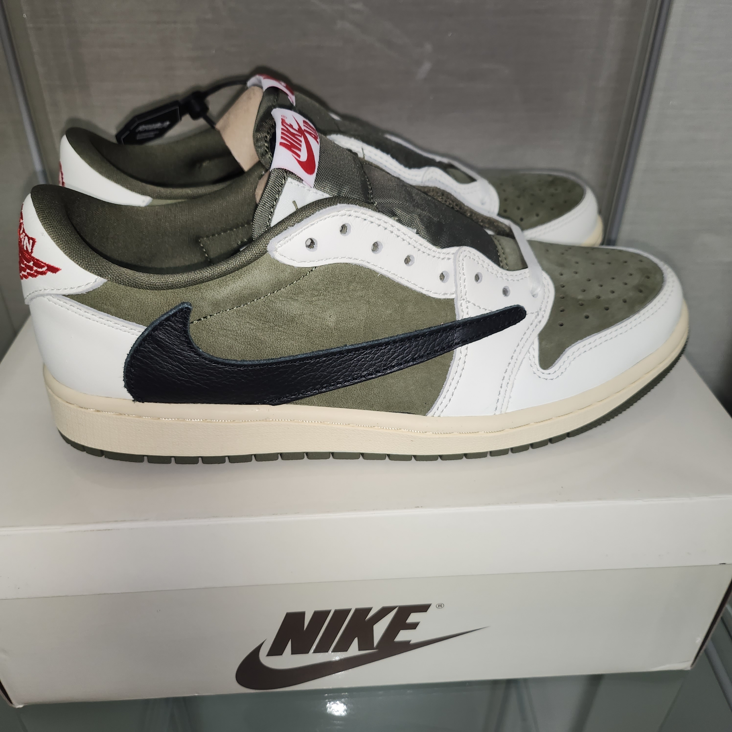 Jordan 1 x Travis Scott Retro Low OG SP Reverse Olive 착용 스타일 - 3
