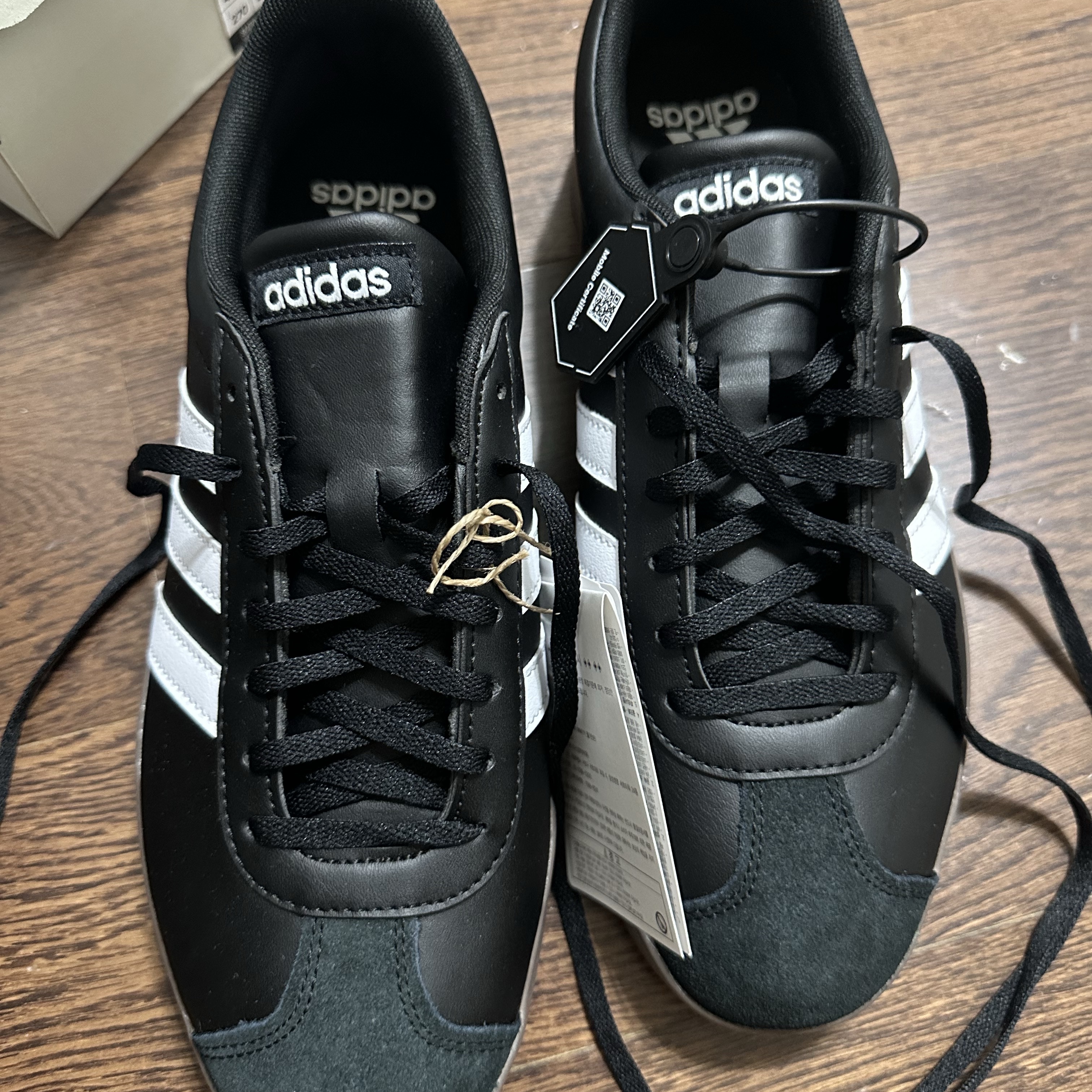 Adidas VL Court Base Core Black Cloud White 착용 스타일