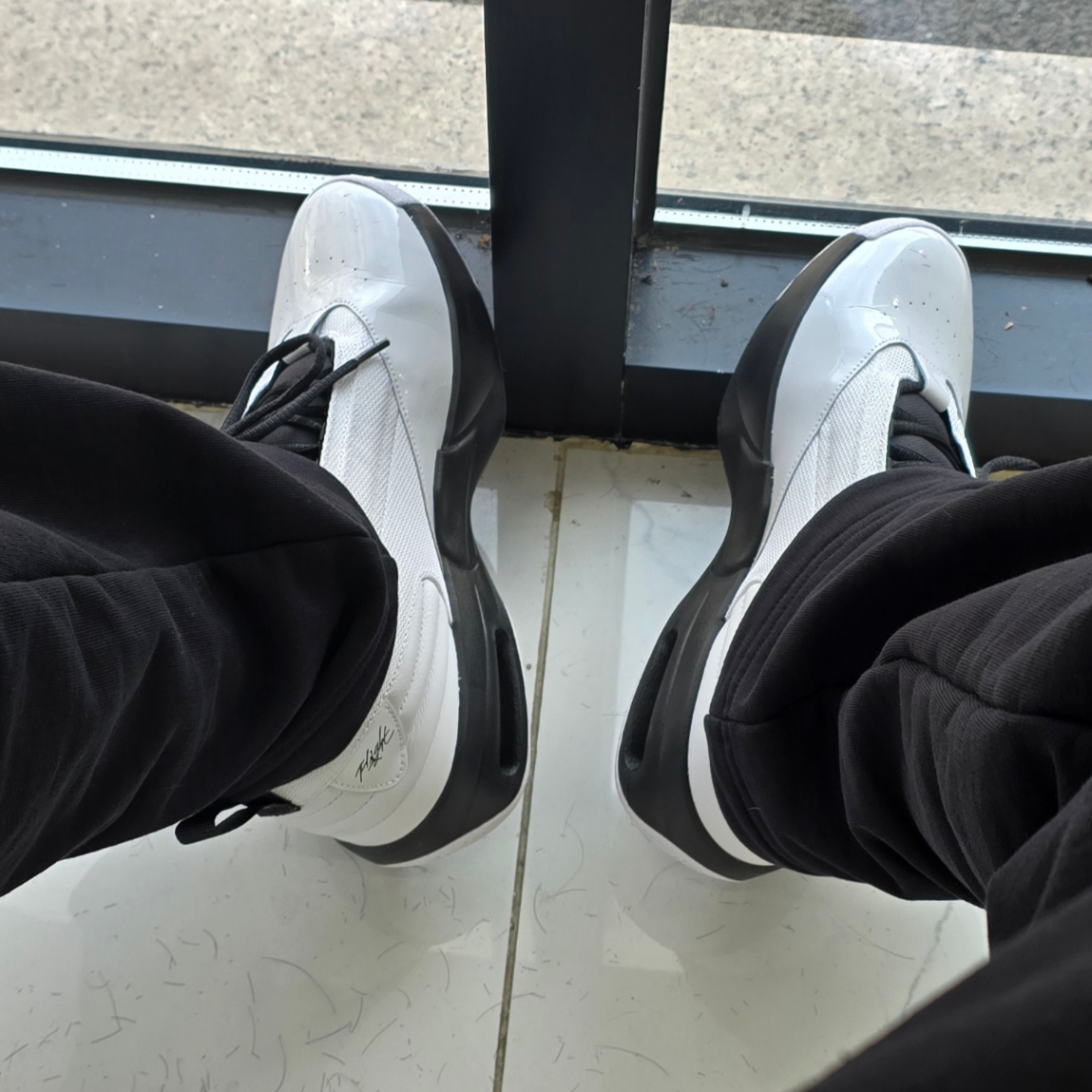 Jordan Max Aura 6 White Varsity Red 착용 스타일