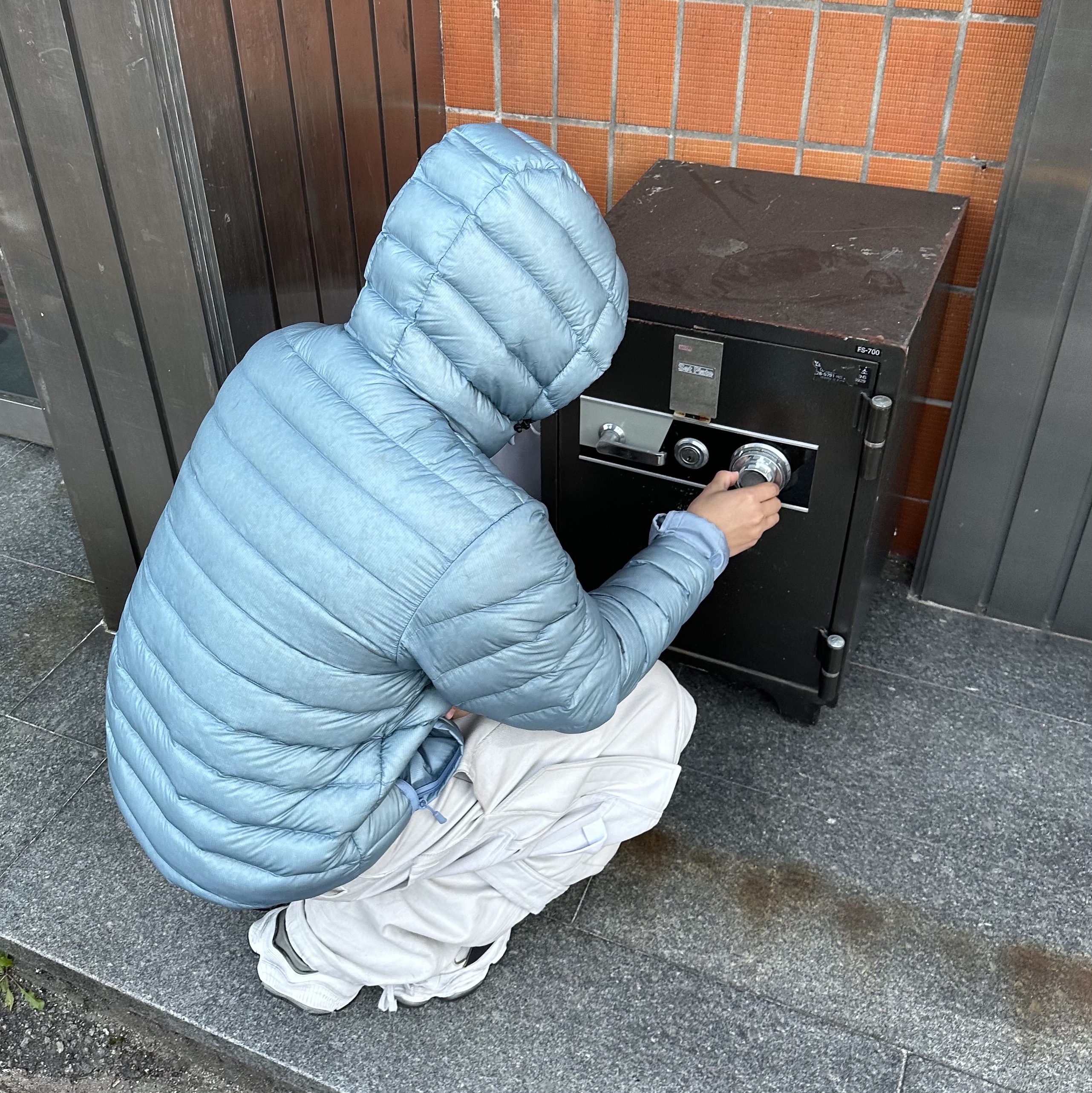Sansan Gear Suffix Puffer Jacket Sky Blue - 24FW, Farfromwhat Far Layered Work Pants White 착용 스타일 - 3