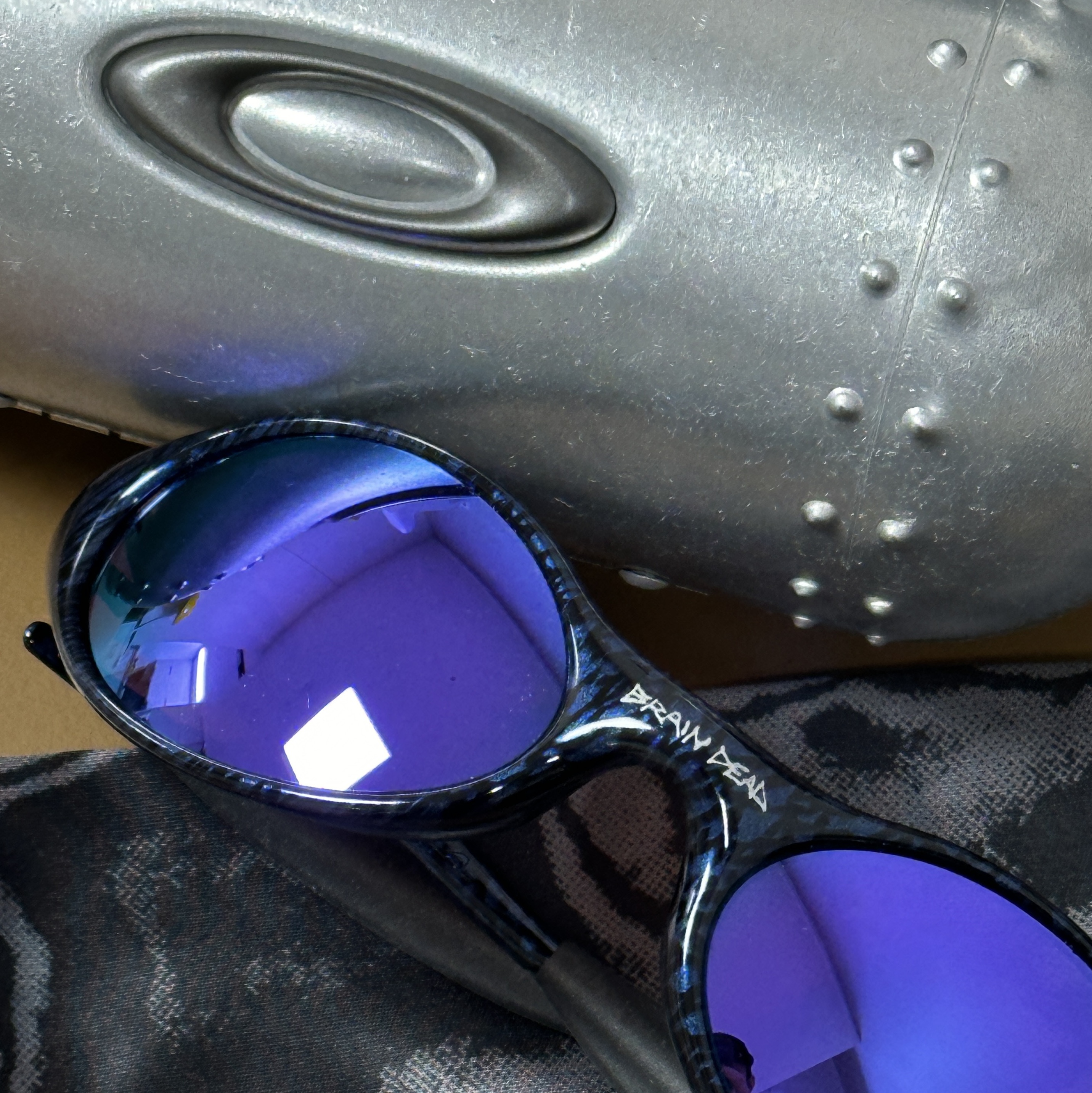 Oakley x Brain Dead Eye Jacket Prizm Violet Lenses 착용 스타일 - 2