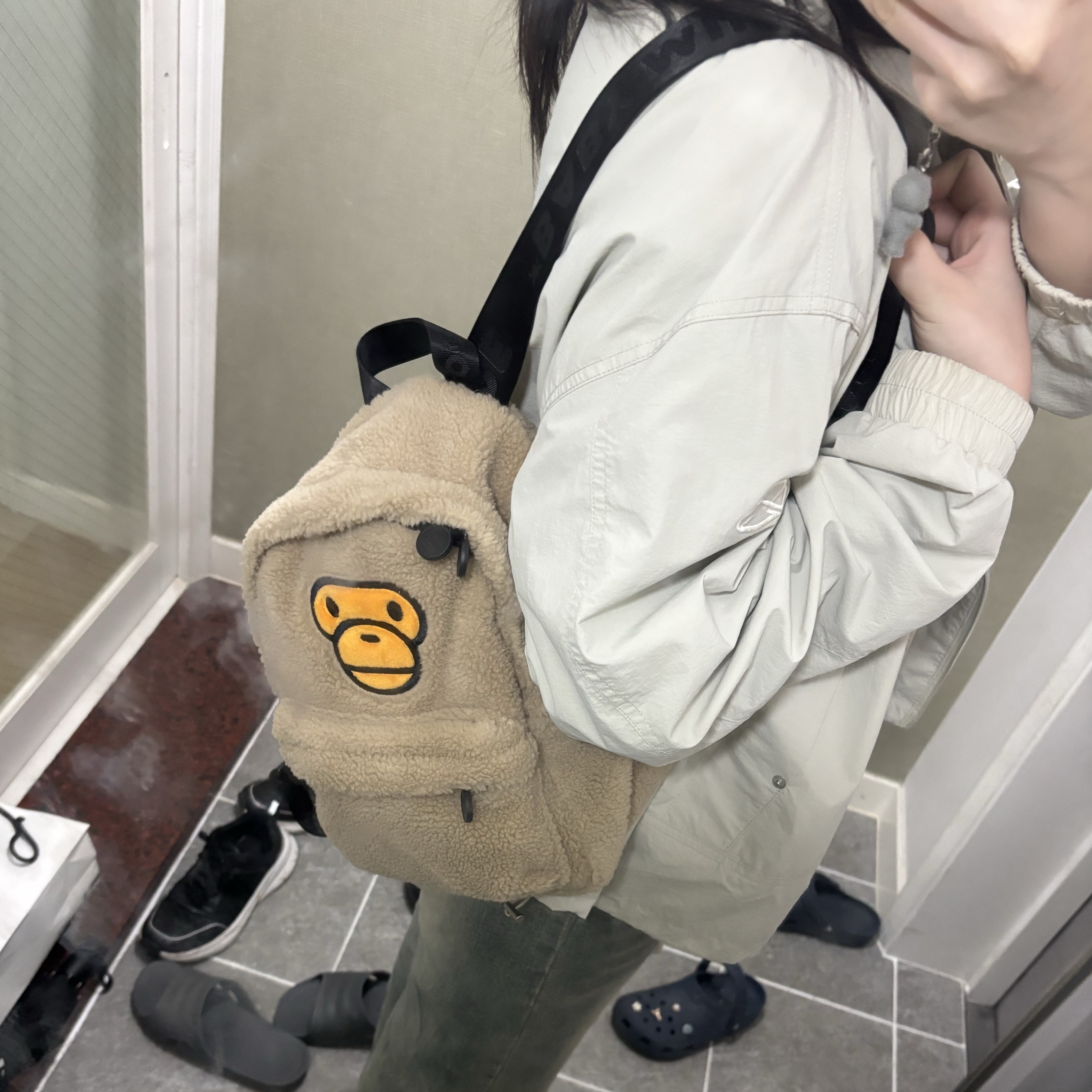 BAPE Baby Milo Mini Fur Backpack Beige 착용 스타일 - 3