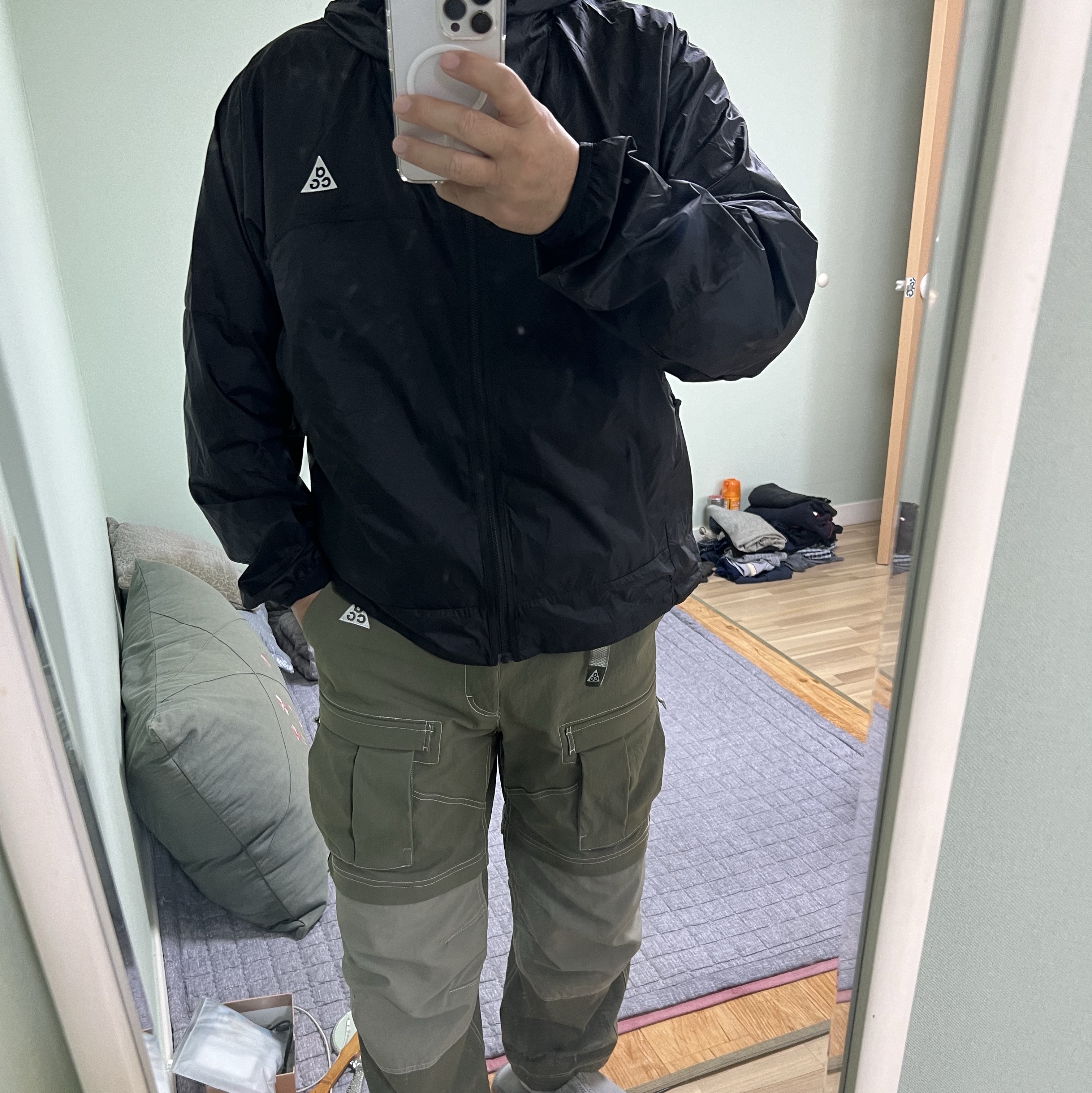 Nike ACG Smith Summit Cargo Pants Medium Olive - Asia, Nike ACG Cinder Cone Windproof Jacket Black Anthracite - Asia 착용 스타일
