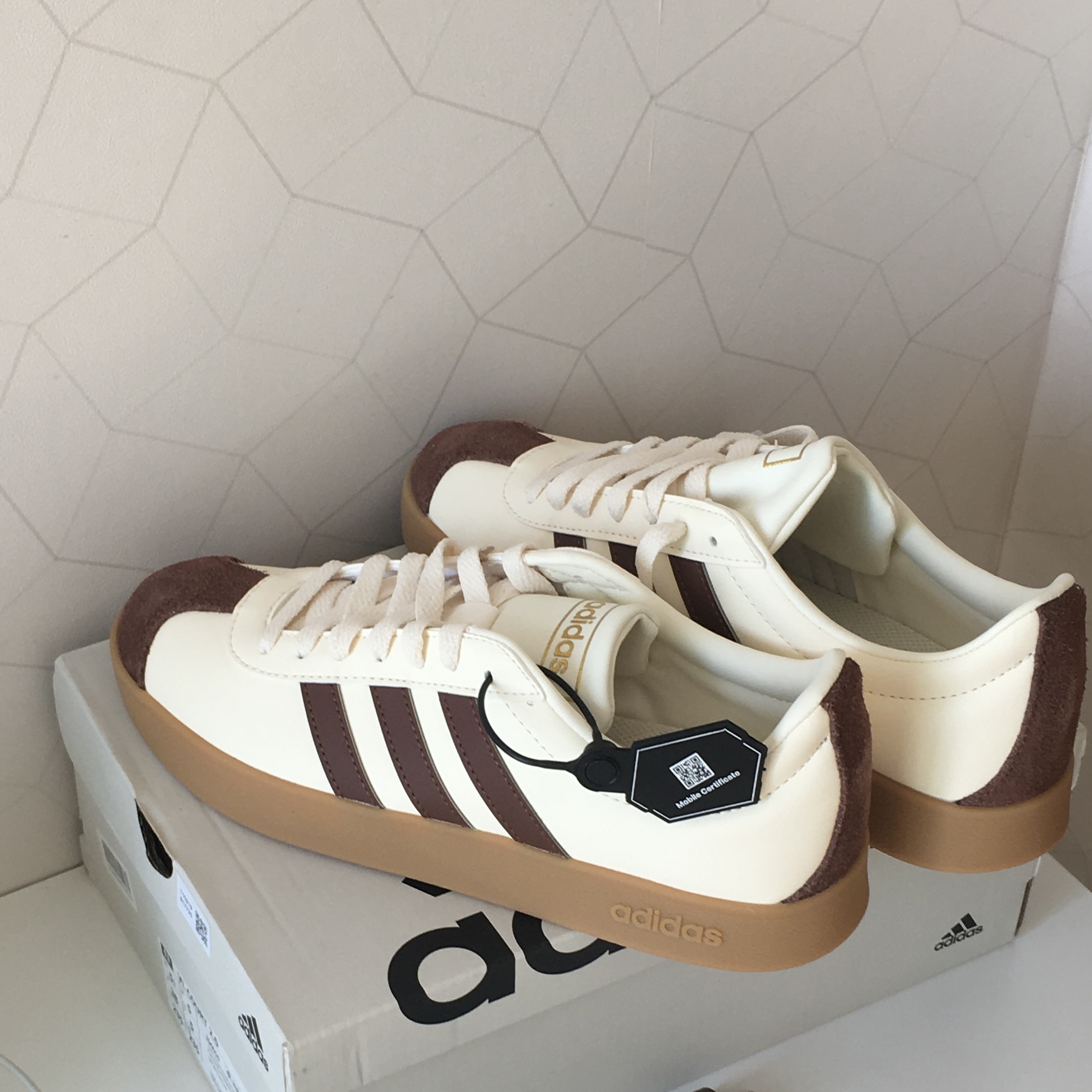 Adidas VL Court 2.0 Cream Brown 착용 스타일 - 1