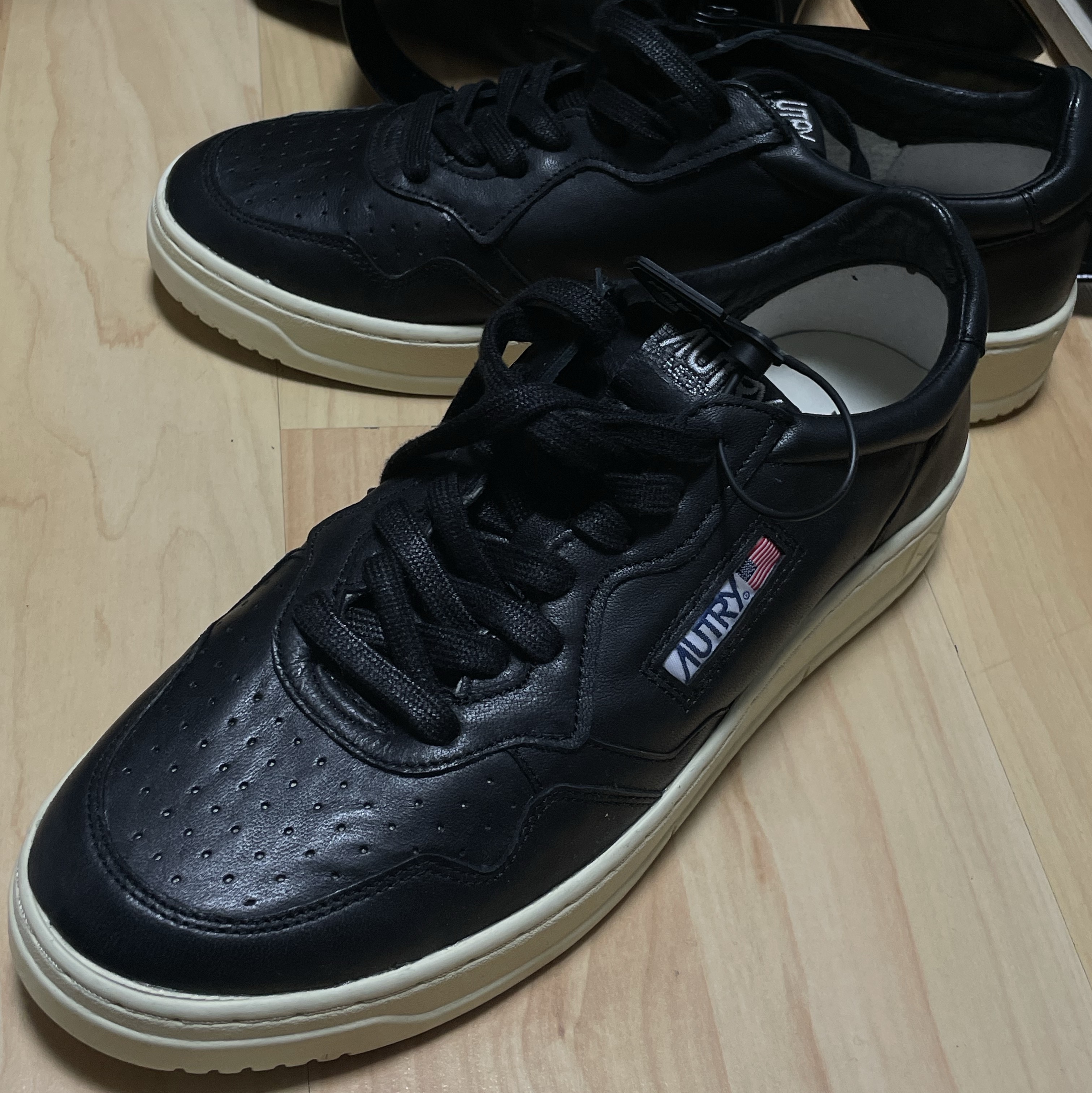 Autry Medalist Low Goatskin Sneakers Black 착용 스타일