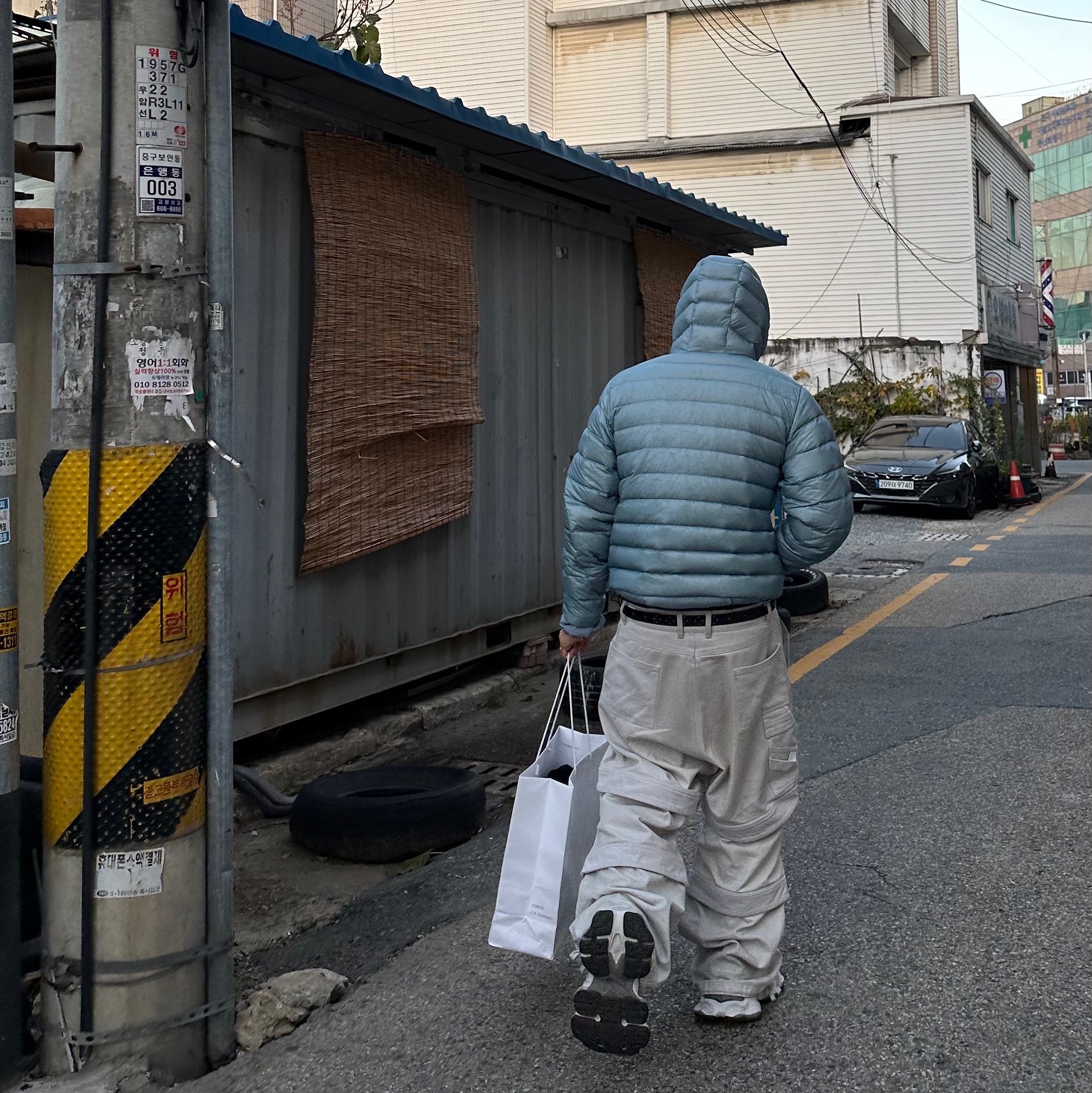 Sansan Gear Suffix Puffer Jacket Sky Blue - 24FW, Farfromwhat Far Layered Work Pants White 착용 스타일 - 1