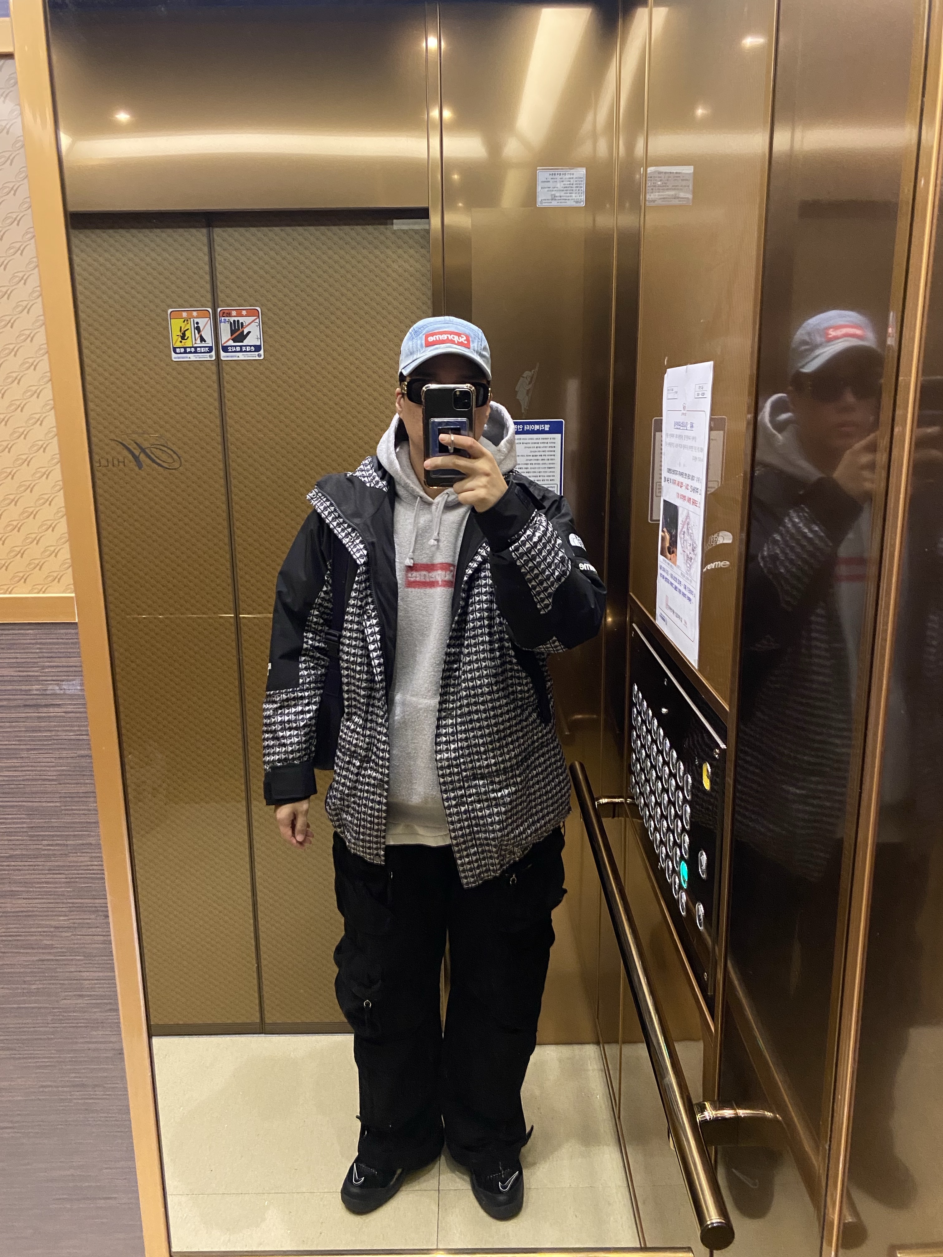 Supreme Washed Chino Twill Camp Cap Denim - 21FW, Supreme Inside Out Box Logo Hooded Sweatshirt Heather Grey - 23SS 착용 스타일