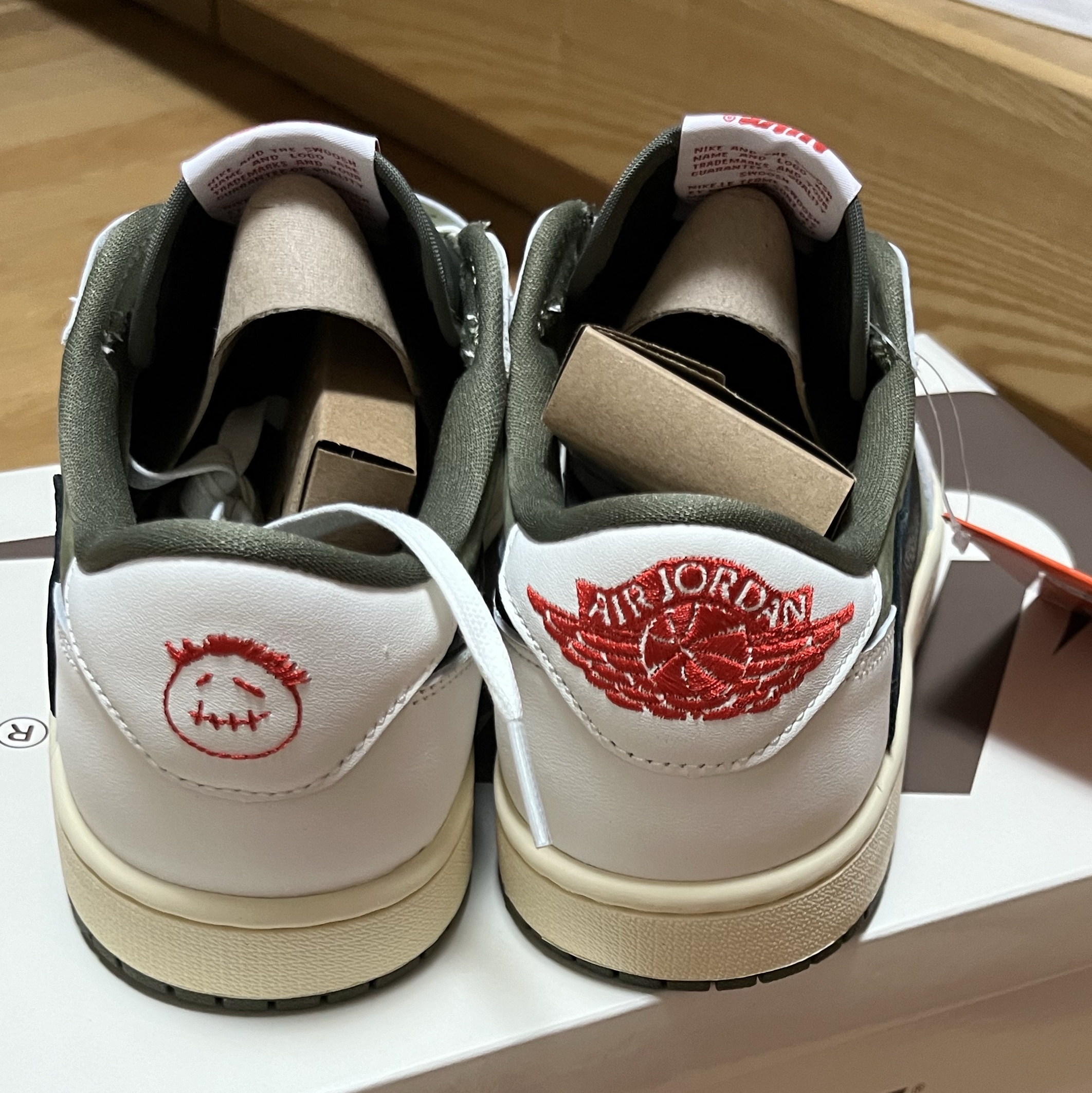 Jordan 1 x Travis Scott Retro Low OG SP Reverse Olive 착용 스타일 - 5