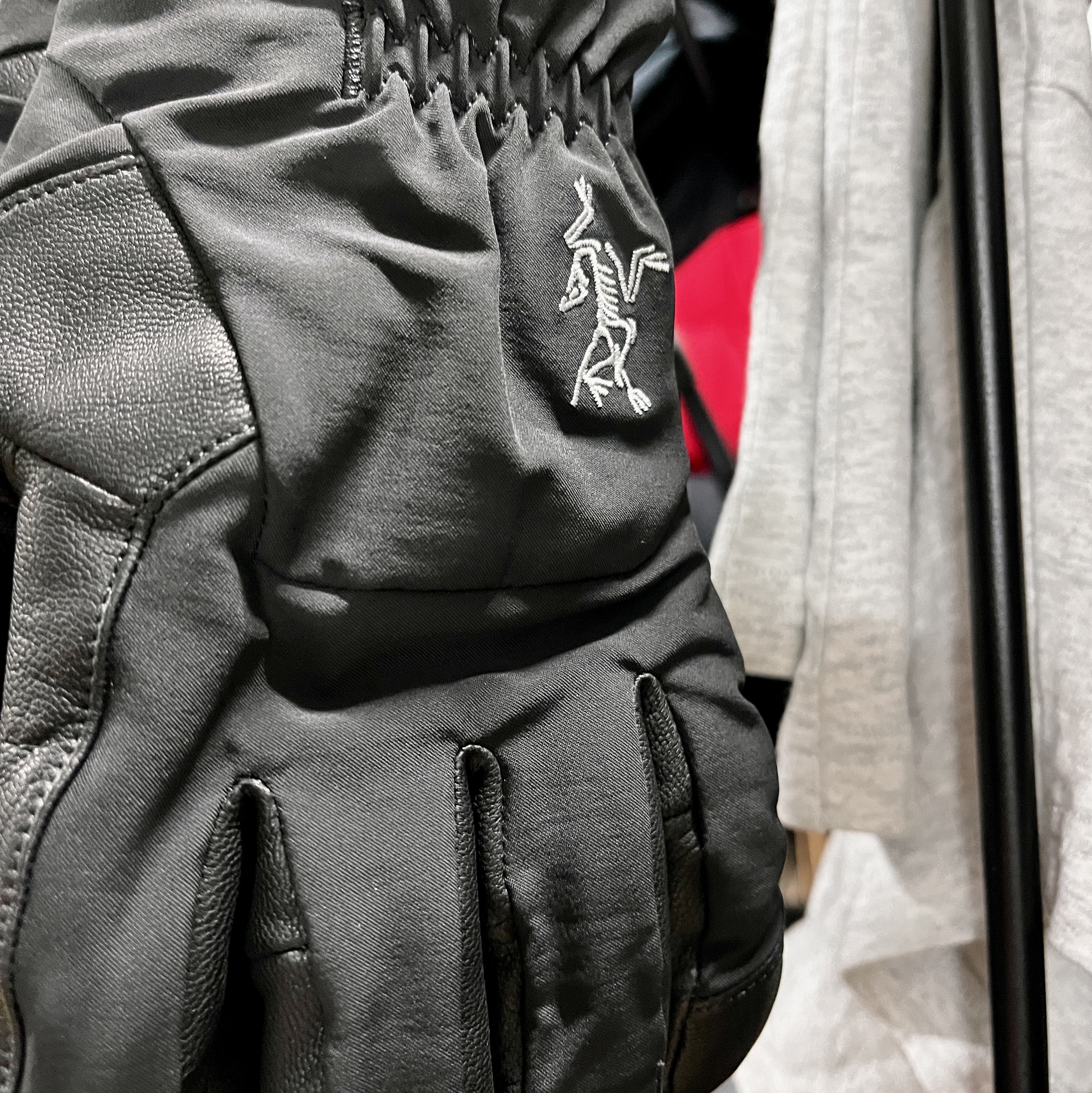 Arc'teryx Venta AR Gloves Black 착용 스타일