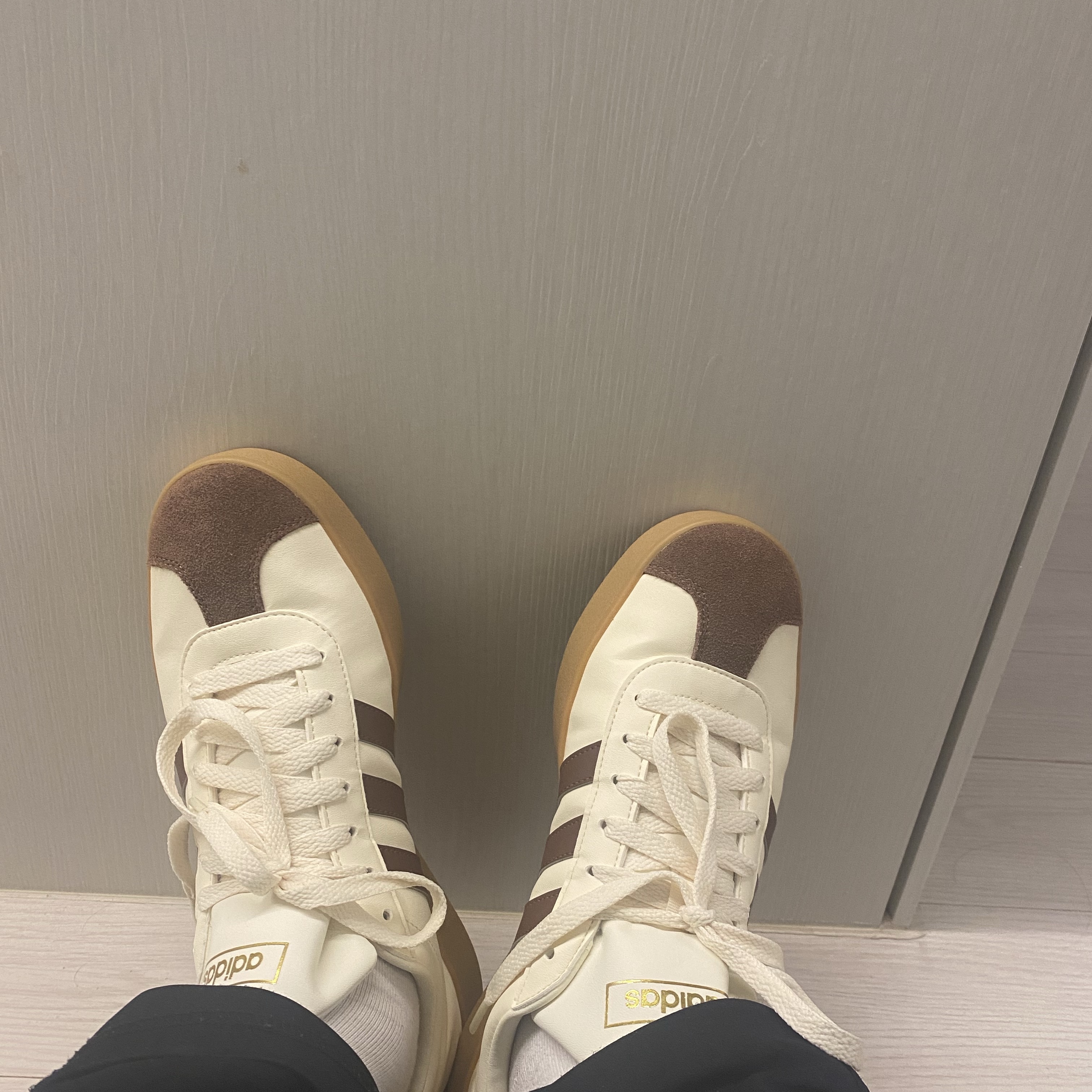 Adidas VL Court 2.0 Cream Brown 착용 스타일